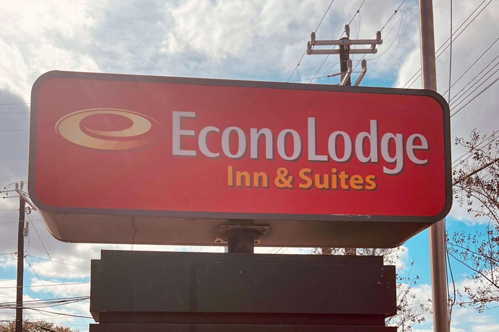 Econo Lodge Inn & Suites