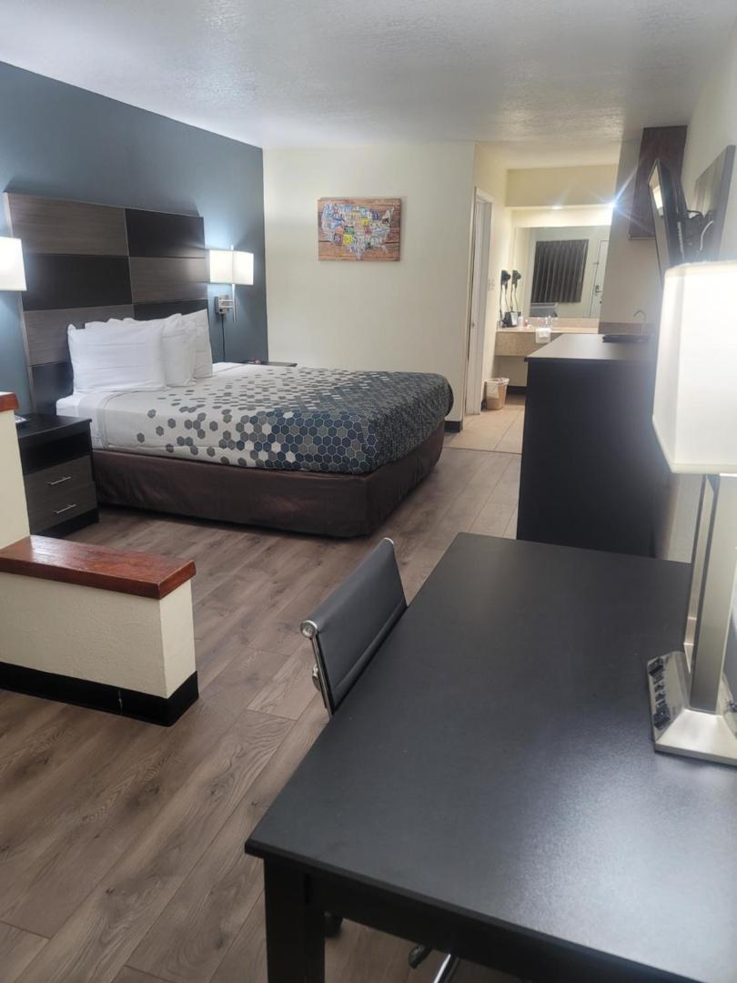 Econo Lodge Inn & Suites