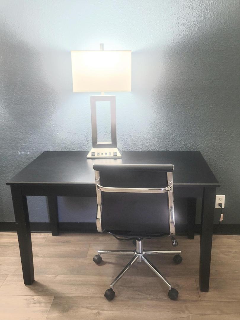 Econo Lodge Inn & Suites