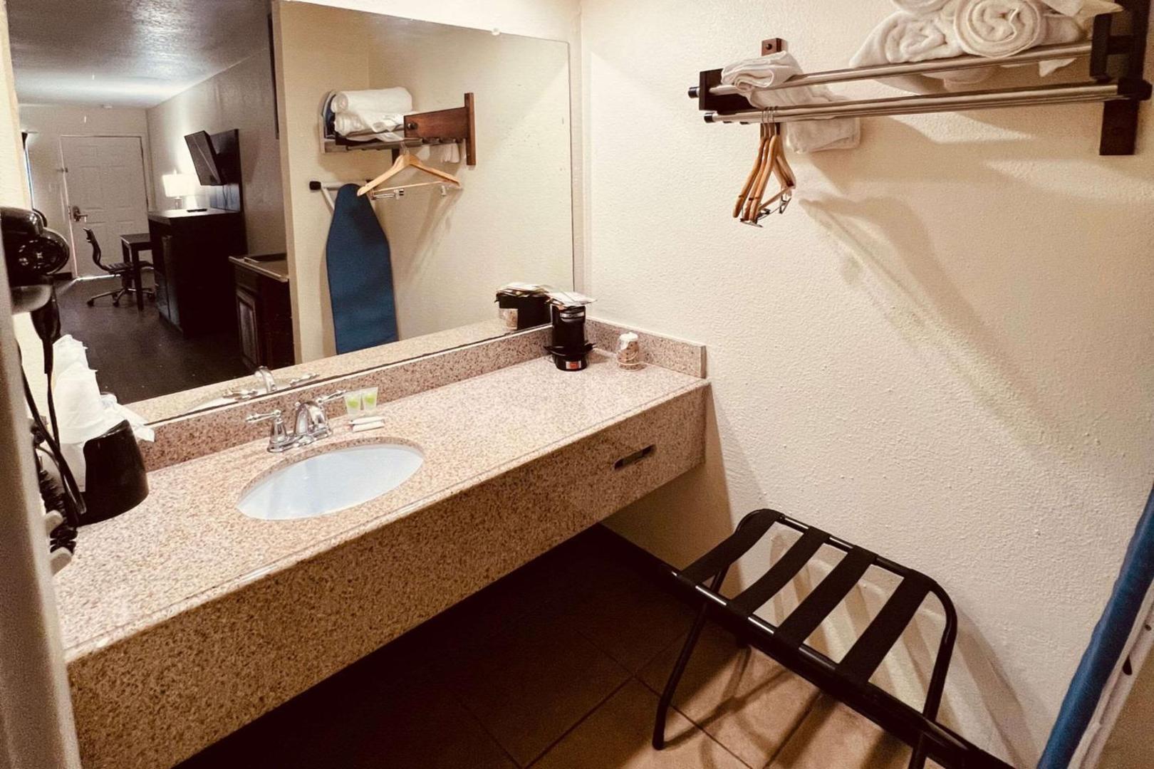 Econo Lodge Inn & Suites