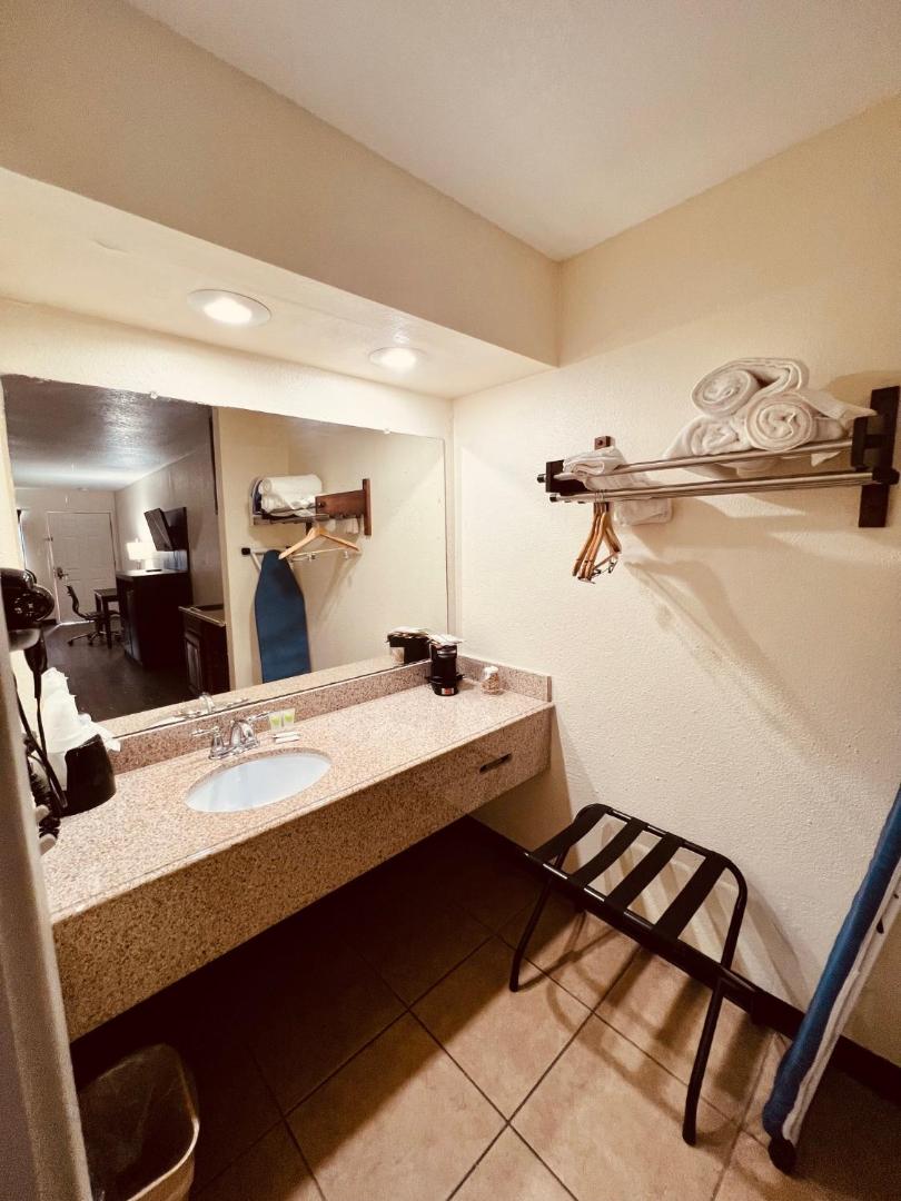 Econo Lodge Inn & Suites