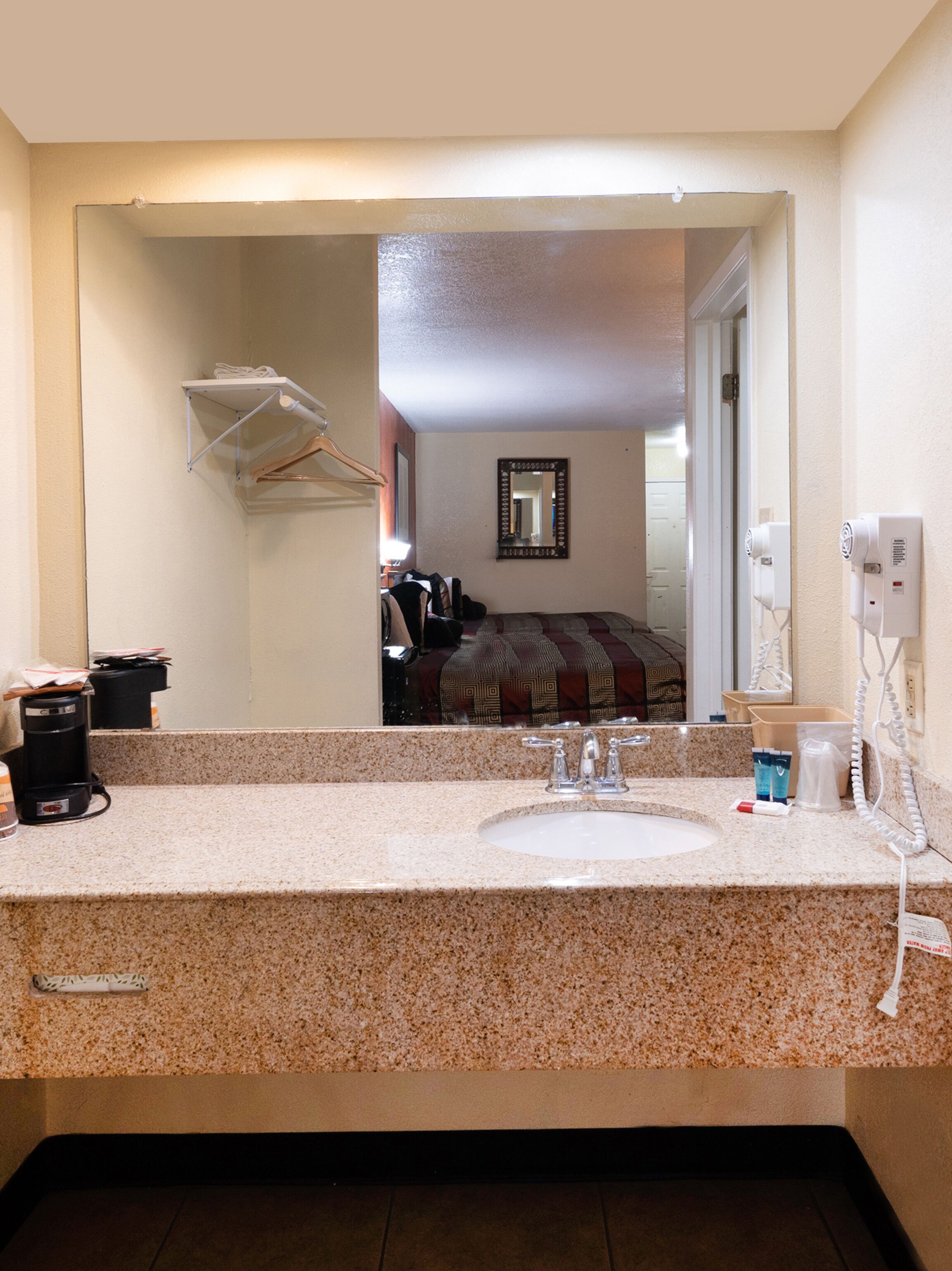 Econo Lodge Inn & Suites