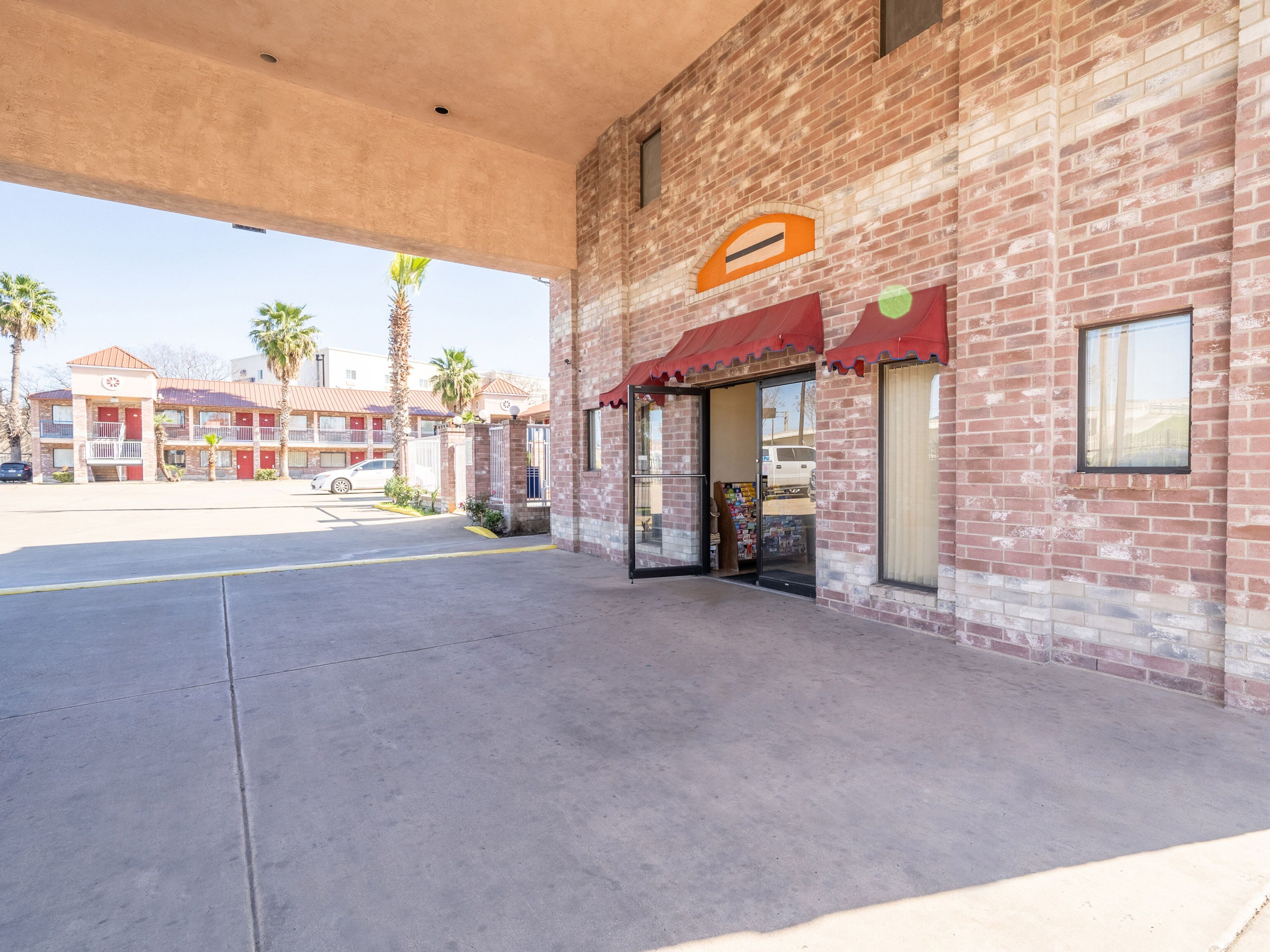 Econo Lodge Inn & Suites