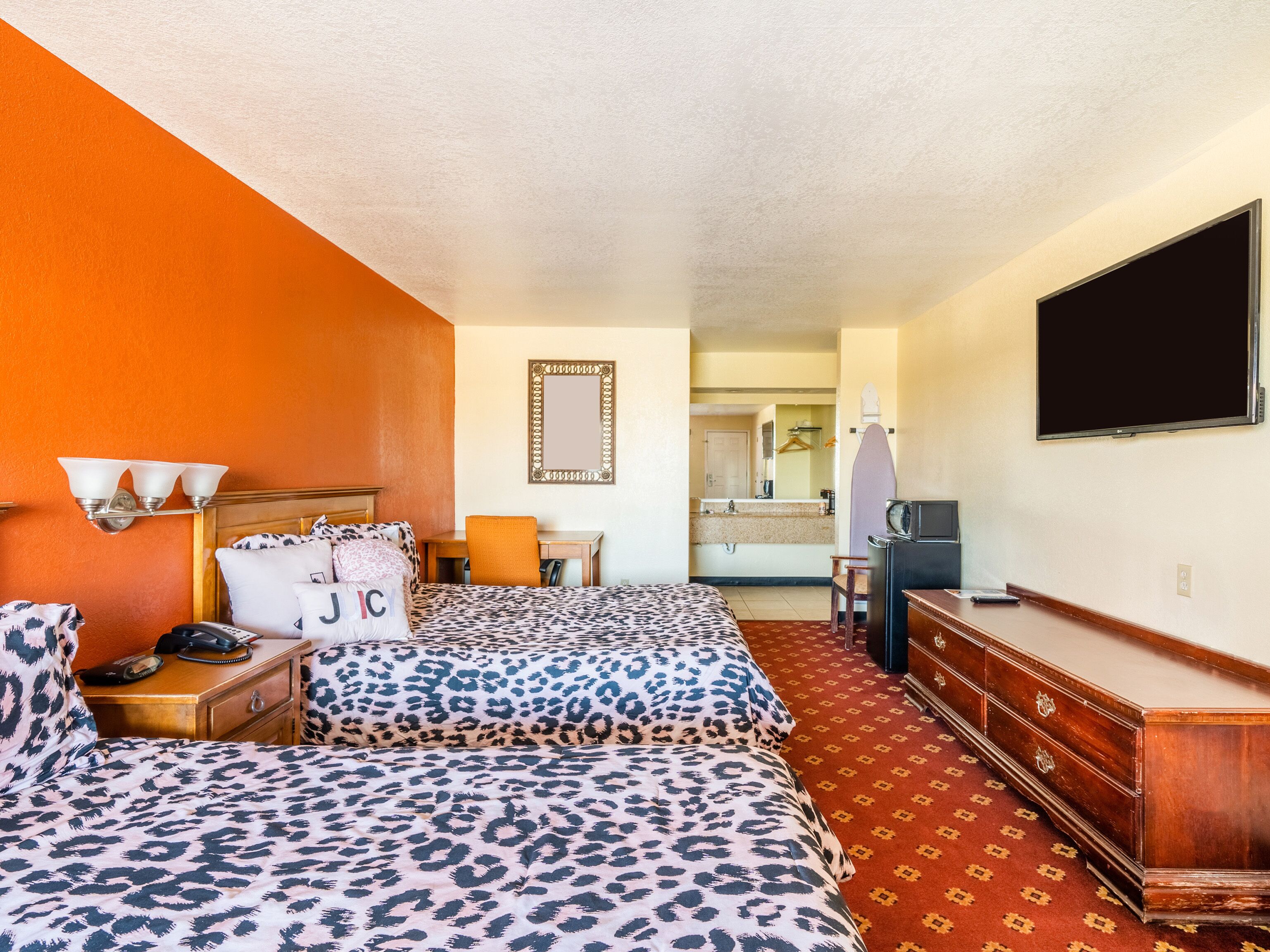 Econo Lodge Inn & Suites