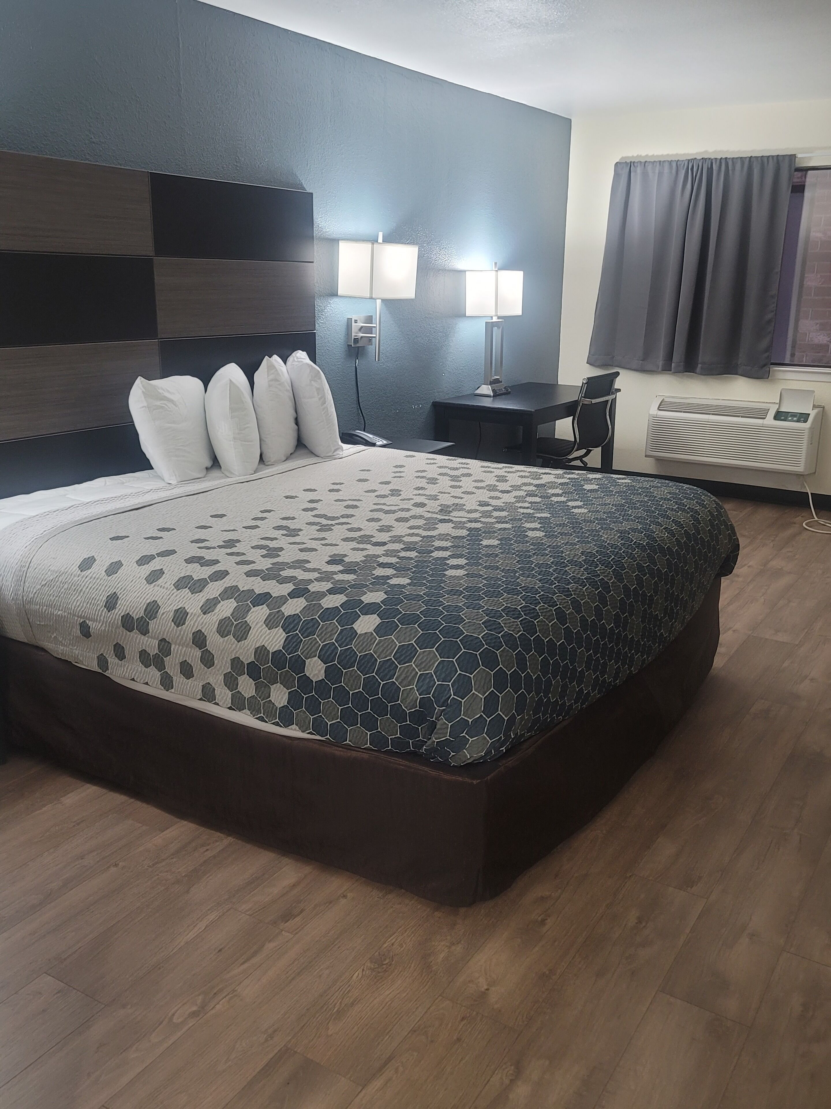 Econo Lodge Inn & Suites