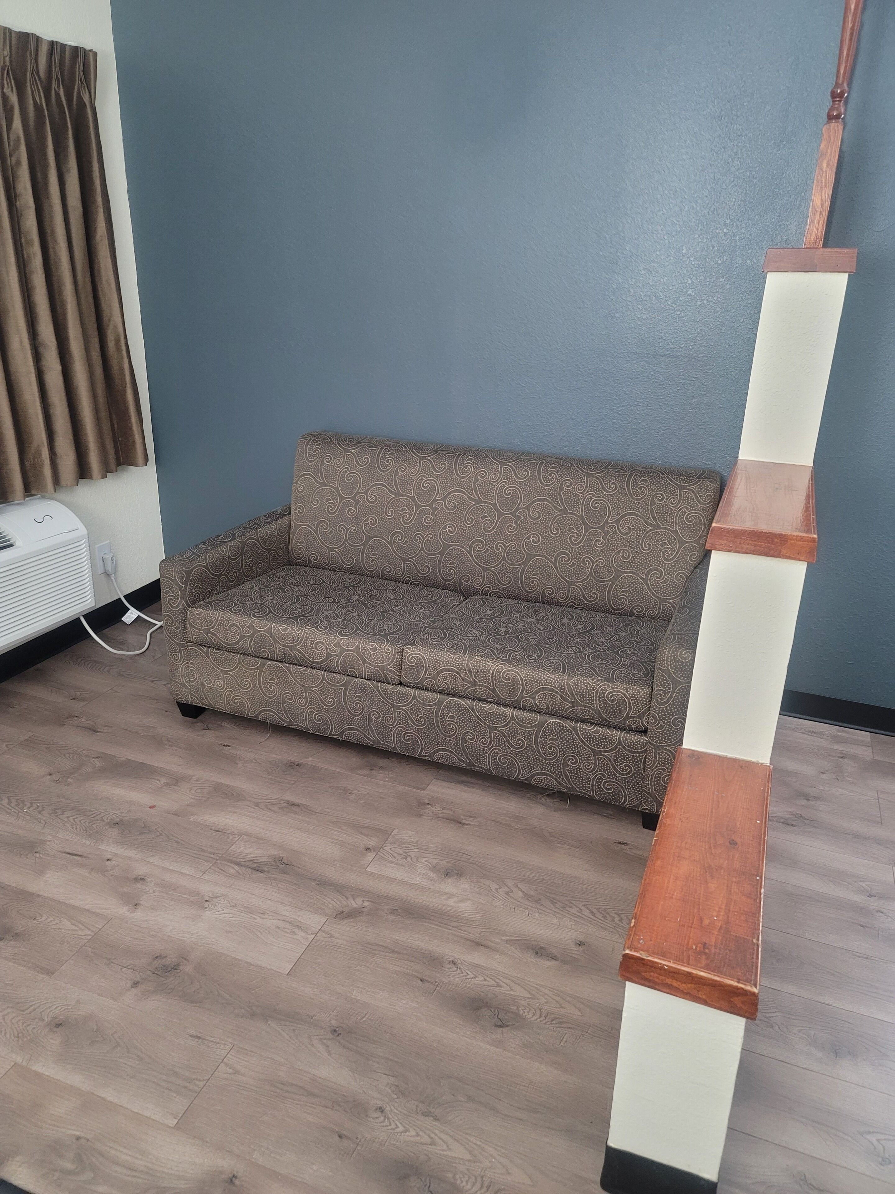 Econo Lodge Inn & Suites