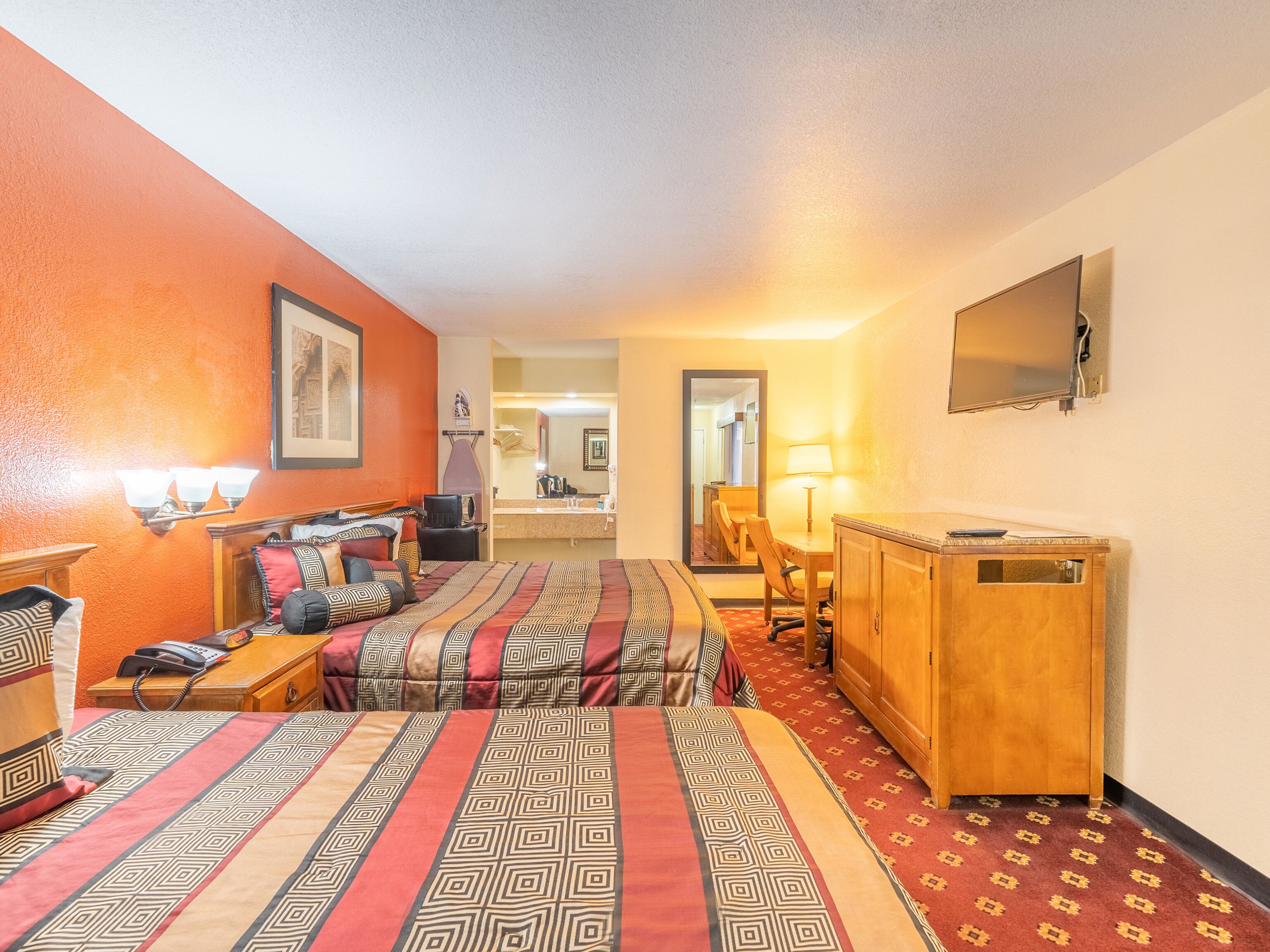 Econo Lodge Inn & Suites