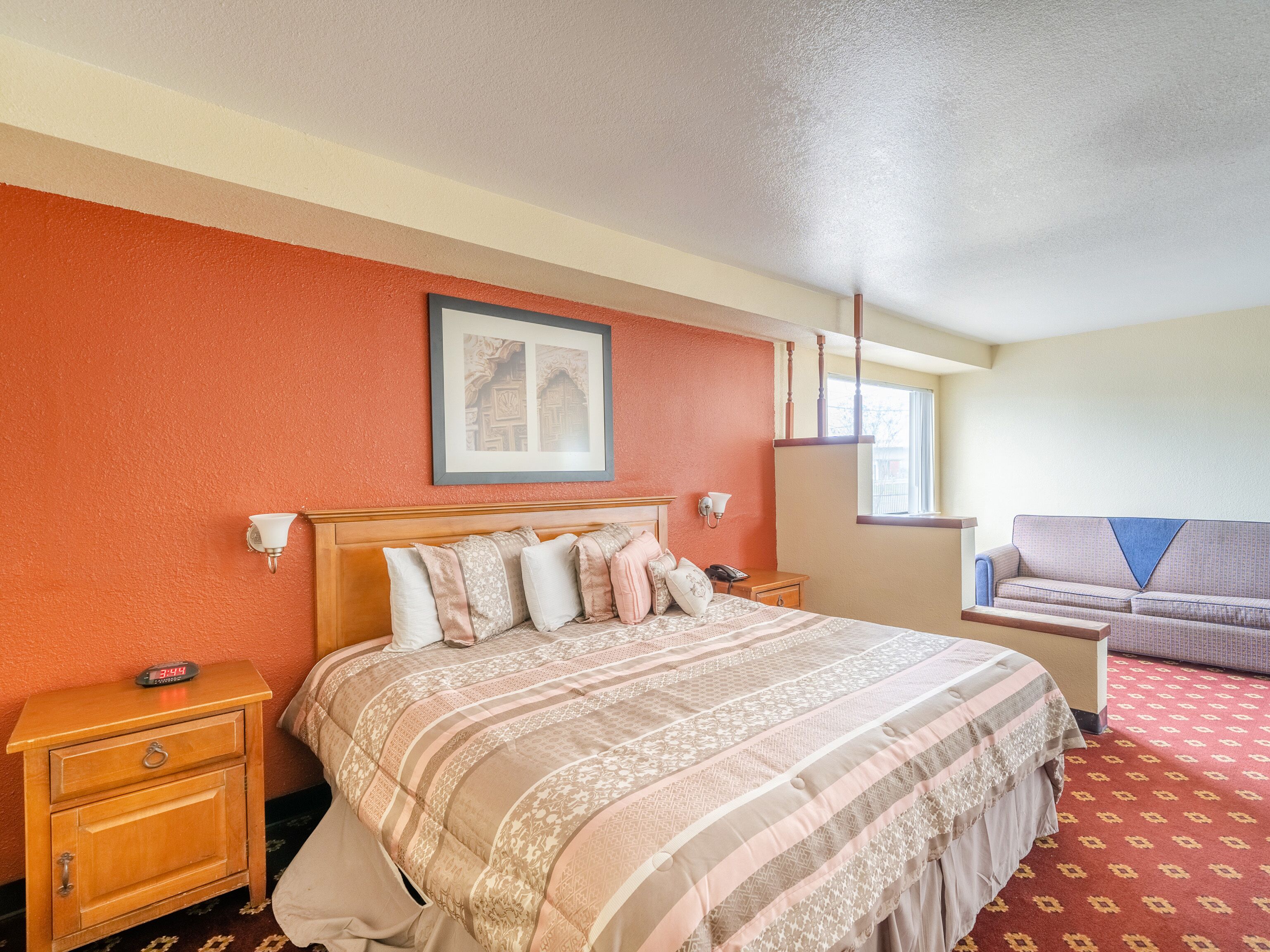 Econo Lodge Inn & Suites