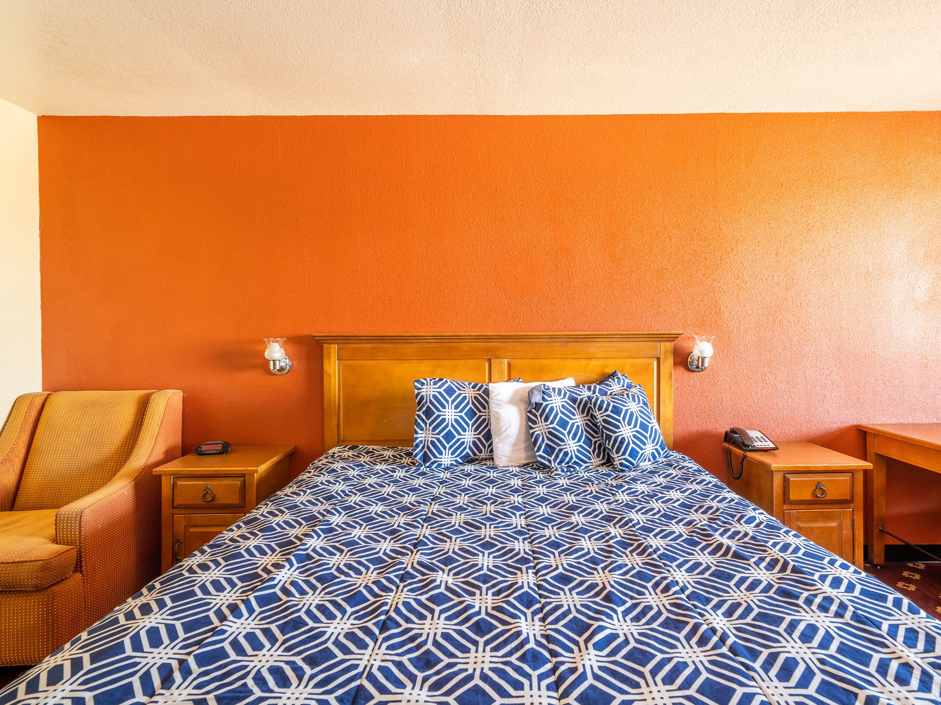 Econo Lodge Inn & Suites