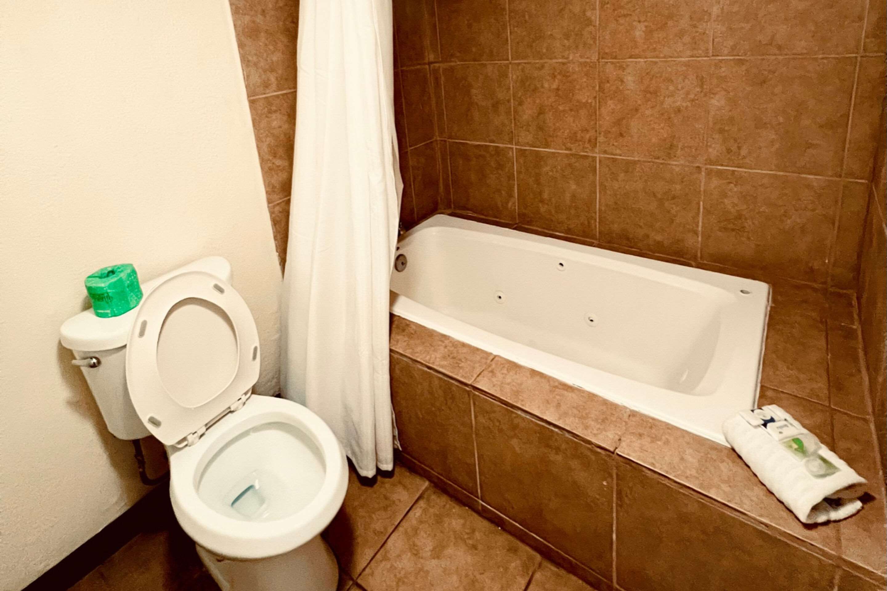 Econo Lodge Inn & Suites
