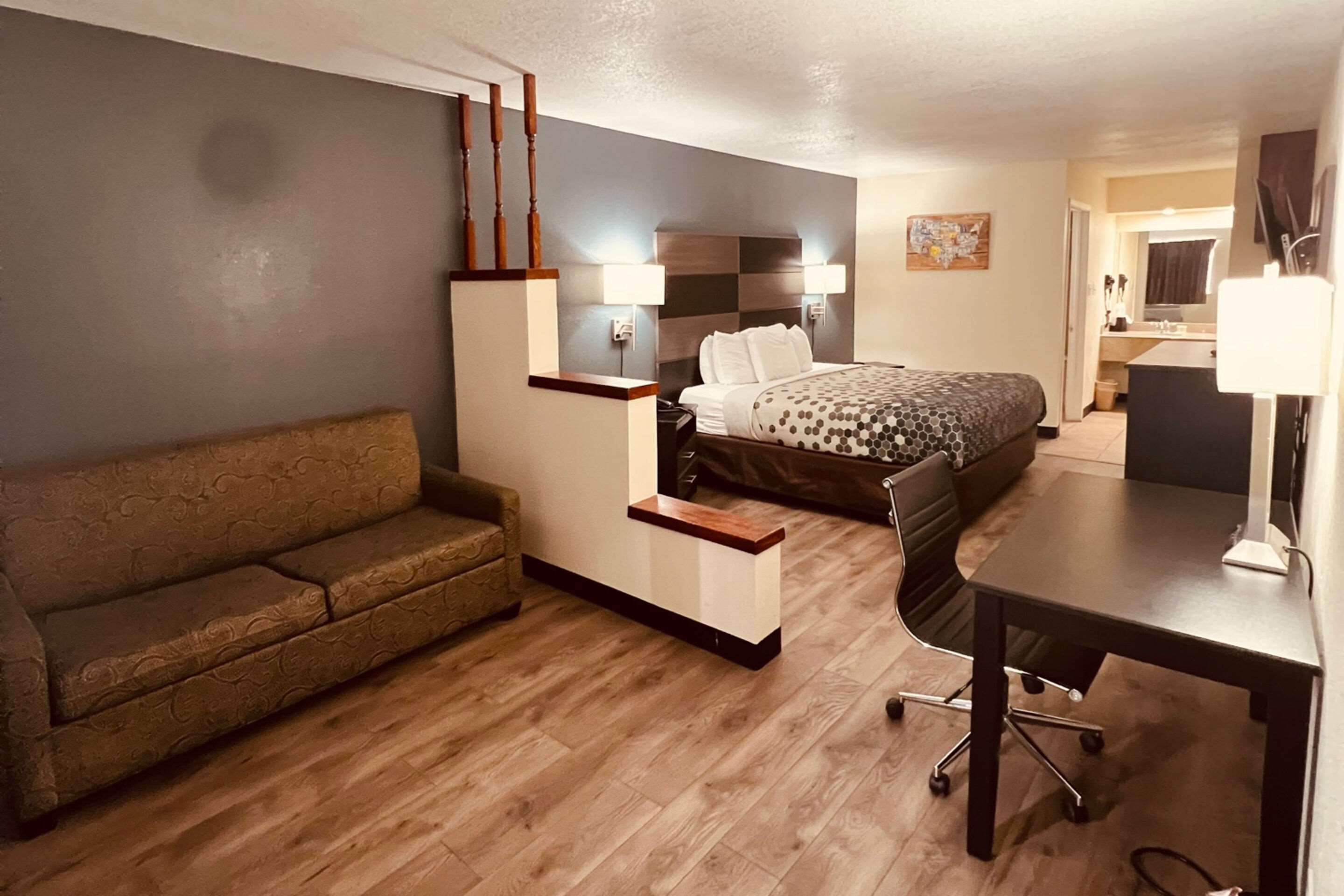 Econo Lodge Inn & Suites