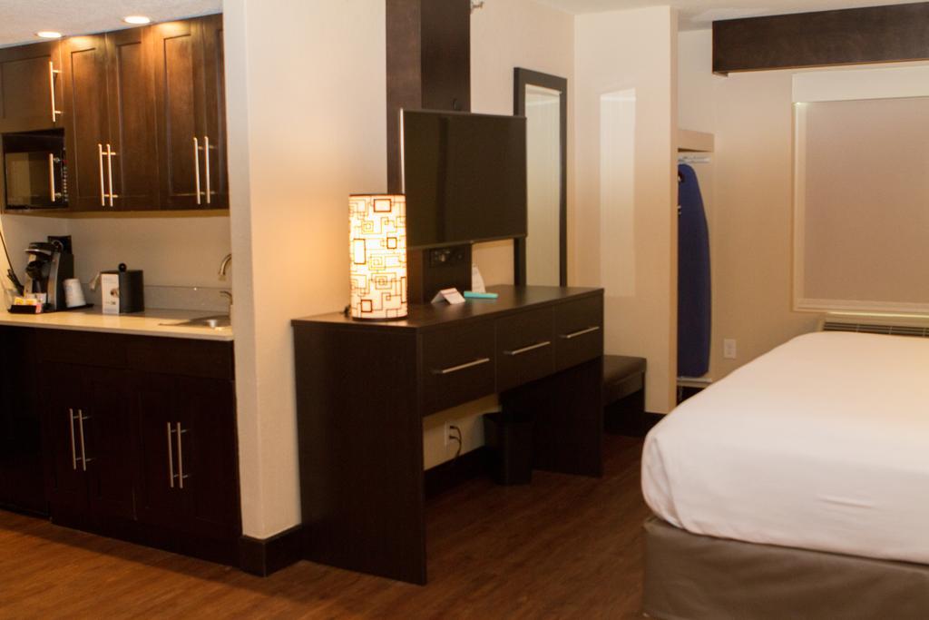 Holiday Inn Express & Suites San Antonio Medical-Six Flags