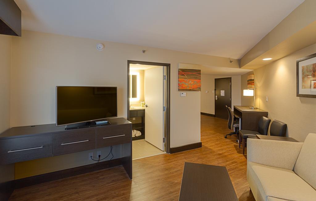 Holiday Inn Express & Suites San Antonio Medical-Six Flags