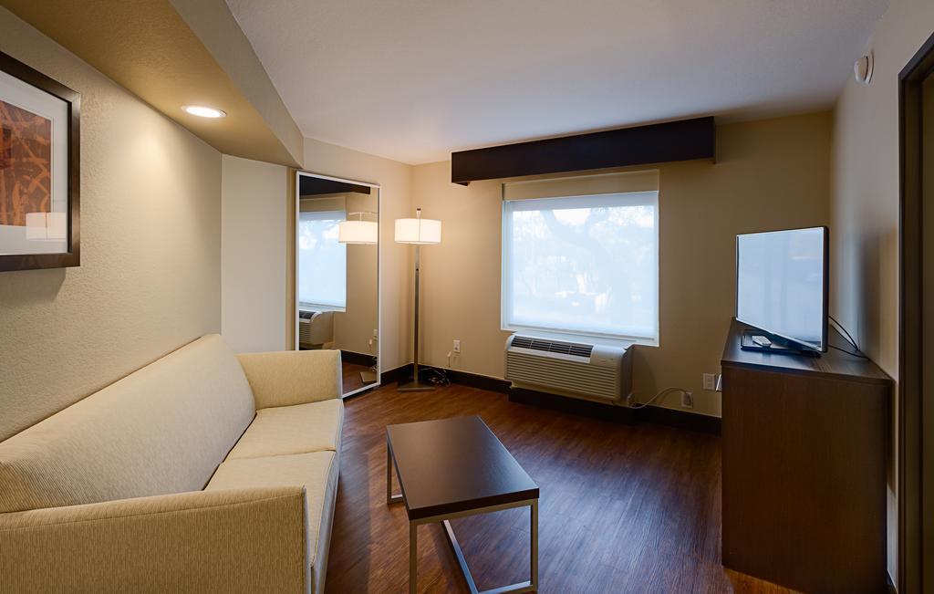 Holiday Inn Express & Suites San Antonio Medical-Six Flags