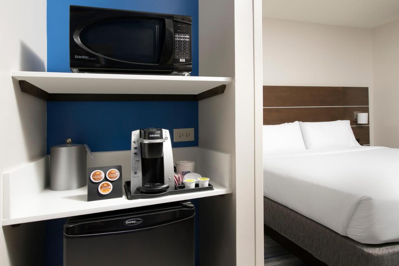 Holiday Inn Express & Suites San Antonio North Windcrest