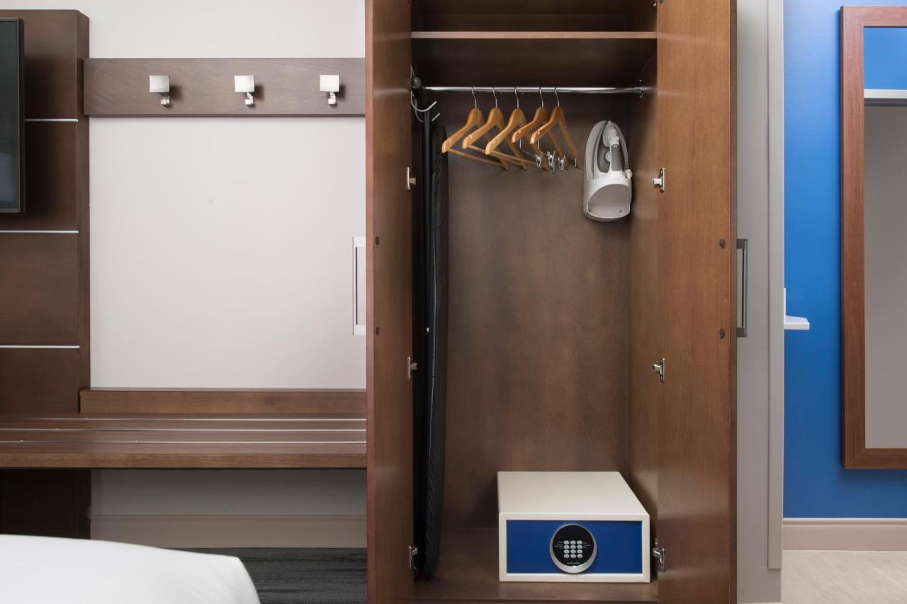 Holiday Inn Express & Suites San Antonio North Windcrest
