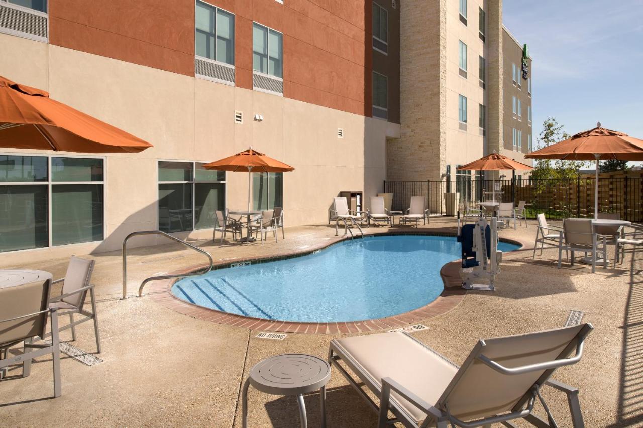 Holiday Inn Express & Suites San Antonio North Windcrest