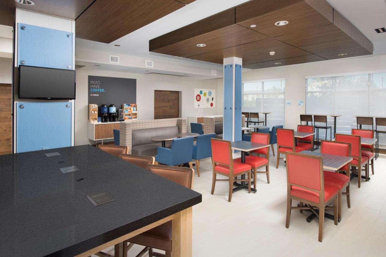 Holiday Inn Express & Suites San Antonio North Windcrest