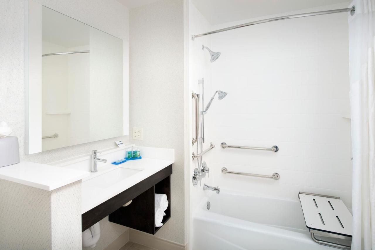 Holiday Inn Express & Suites San Antonio North Windcrest