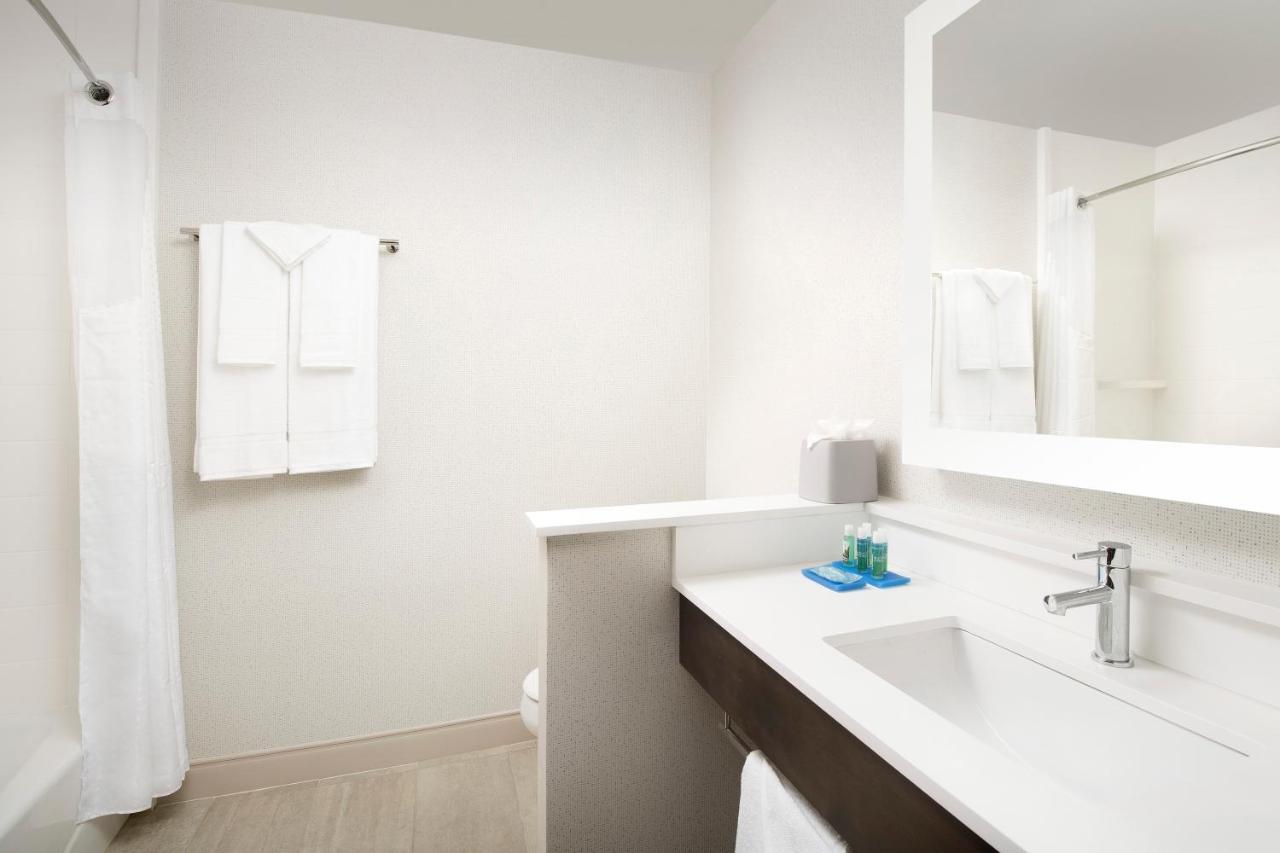 Holiday Inn Express & Suites San Antonio North Windcrest