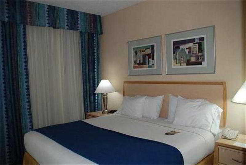 Holiday Inn Express & Suites San Antonio Rivercenter Area