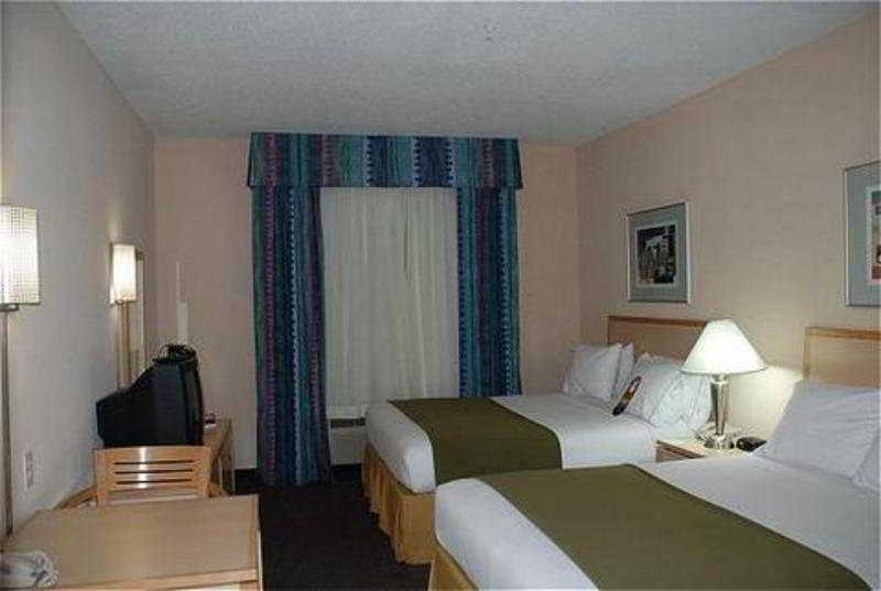 Holiday Inn Express & Suites San Antonio Rivercenter Area