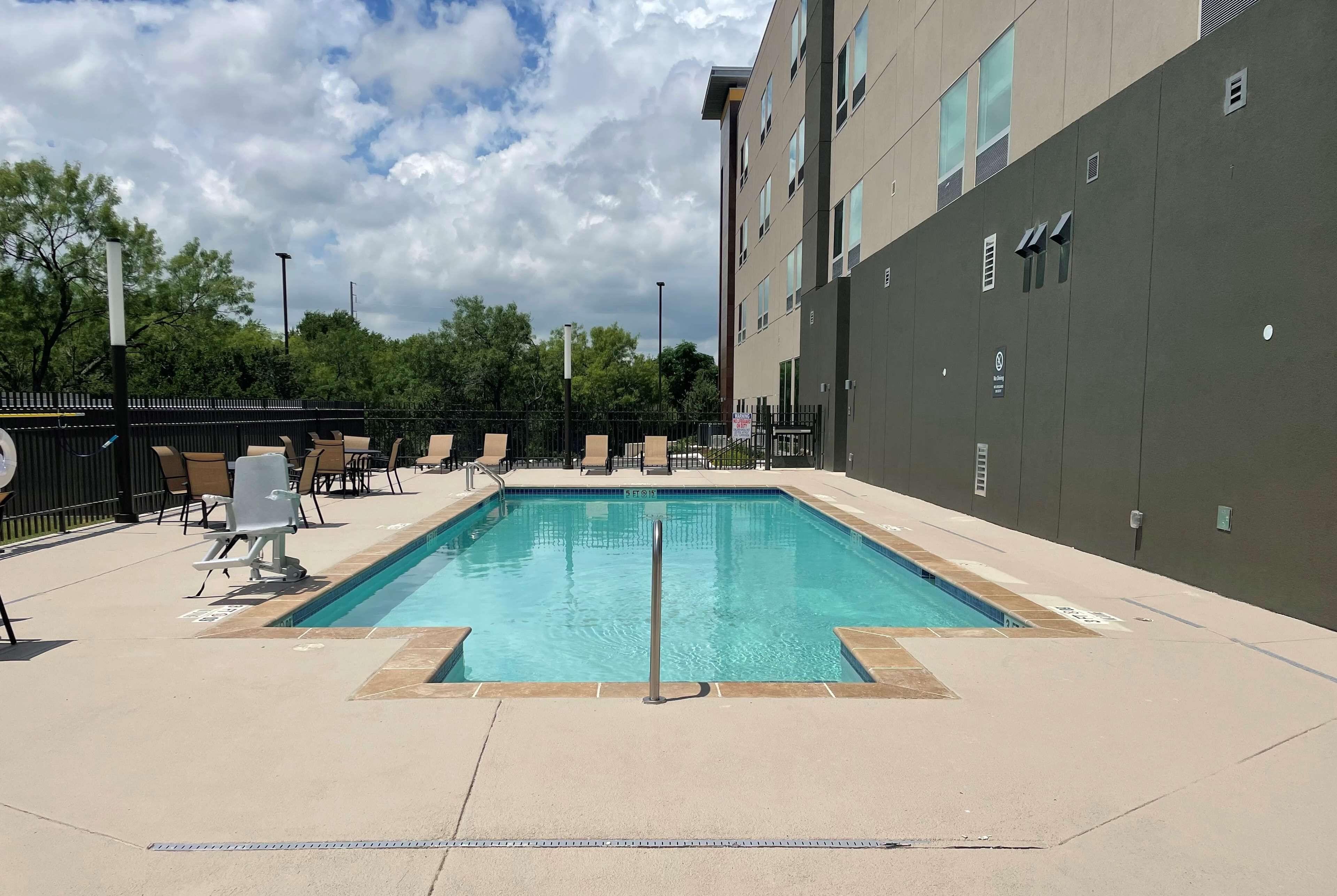 La Quinta Inn & Suites by Wyndham San Antonio Seaworld/Lafb