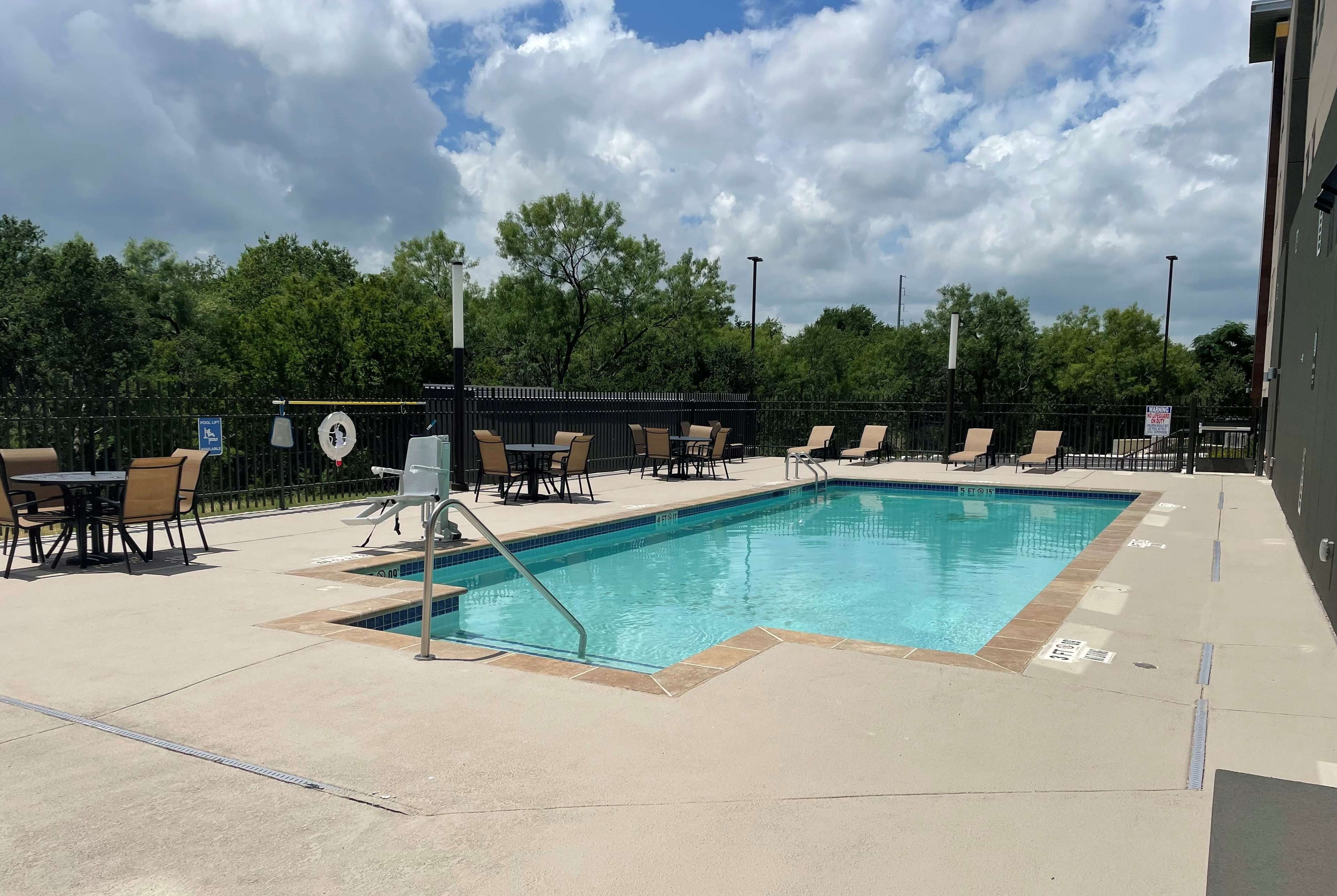La Quinta Inn & Suites by Wyndham San Antonio Seaworld/Lafb
