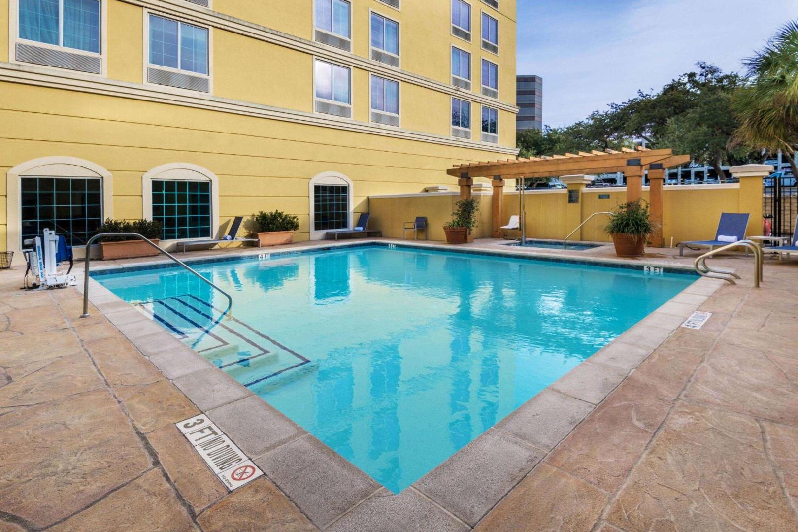 La Quinta Inn & Suites by Wyndham San Antonio Medical Ctr NW