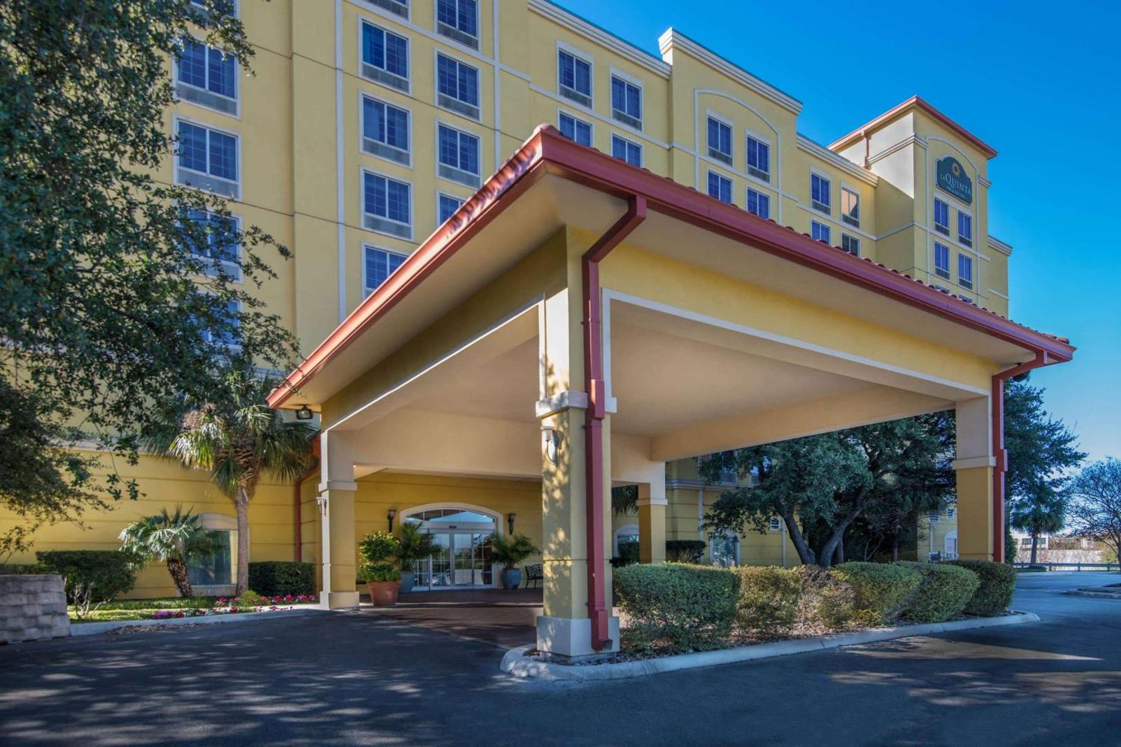 La Quinta Inn & Suites by Wyndham San Antonio Medical Ctr NW