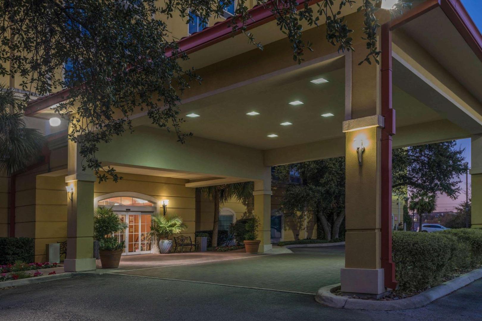 La Quinta Inn & Suites by Wyndham San Antonio Medical Ctr NW
