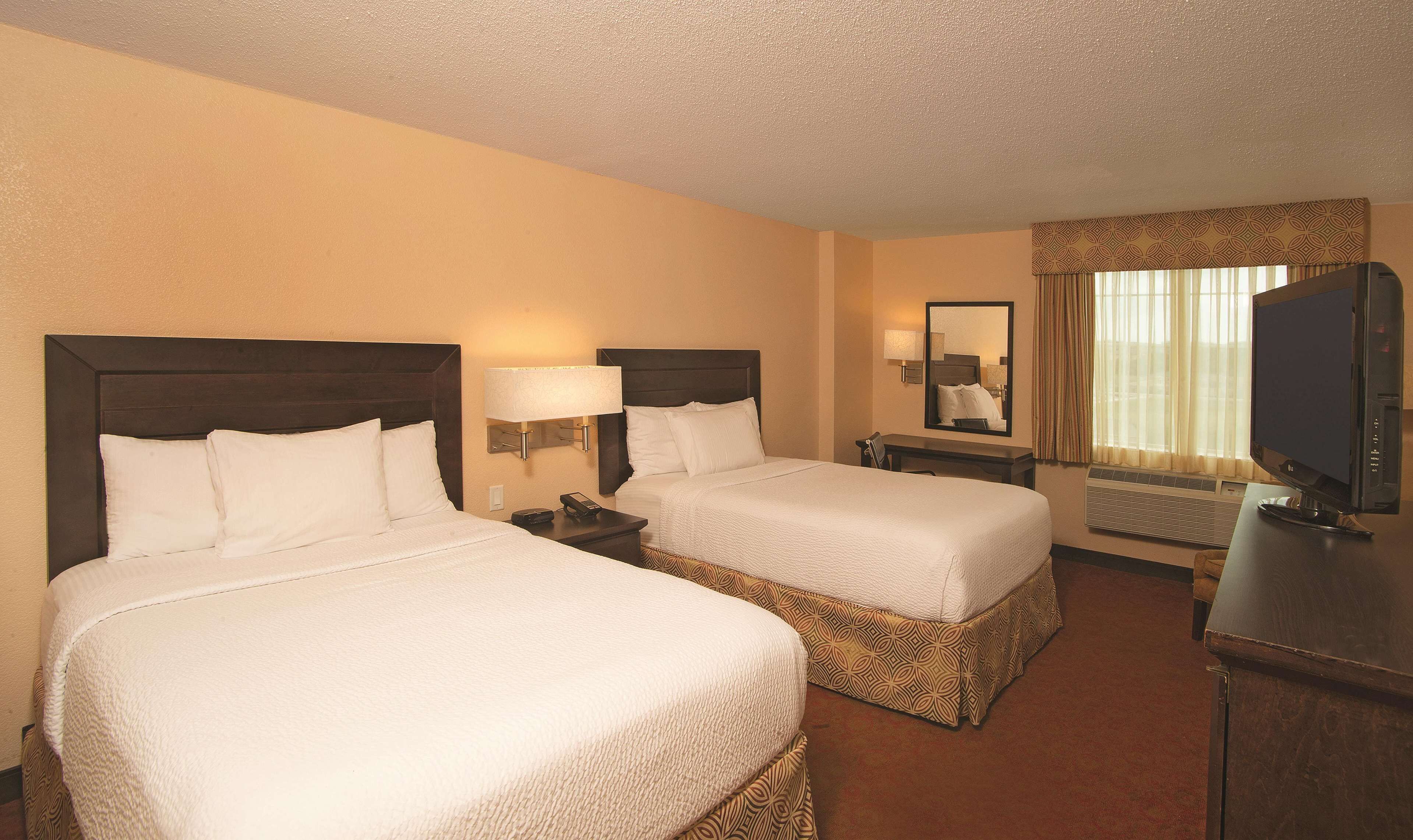 La Quinta Inn & Suites by Wyndham San Antonio Medical Ctr NW