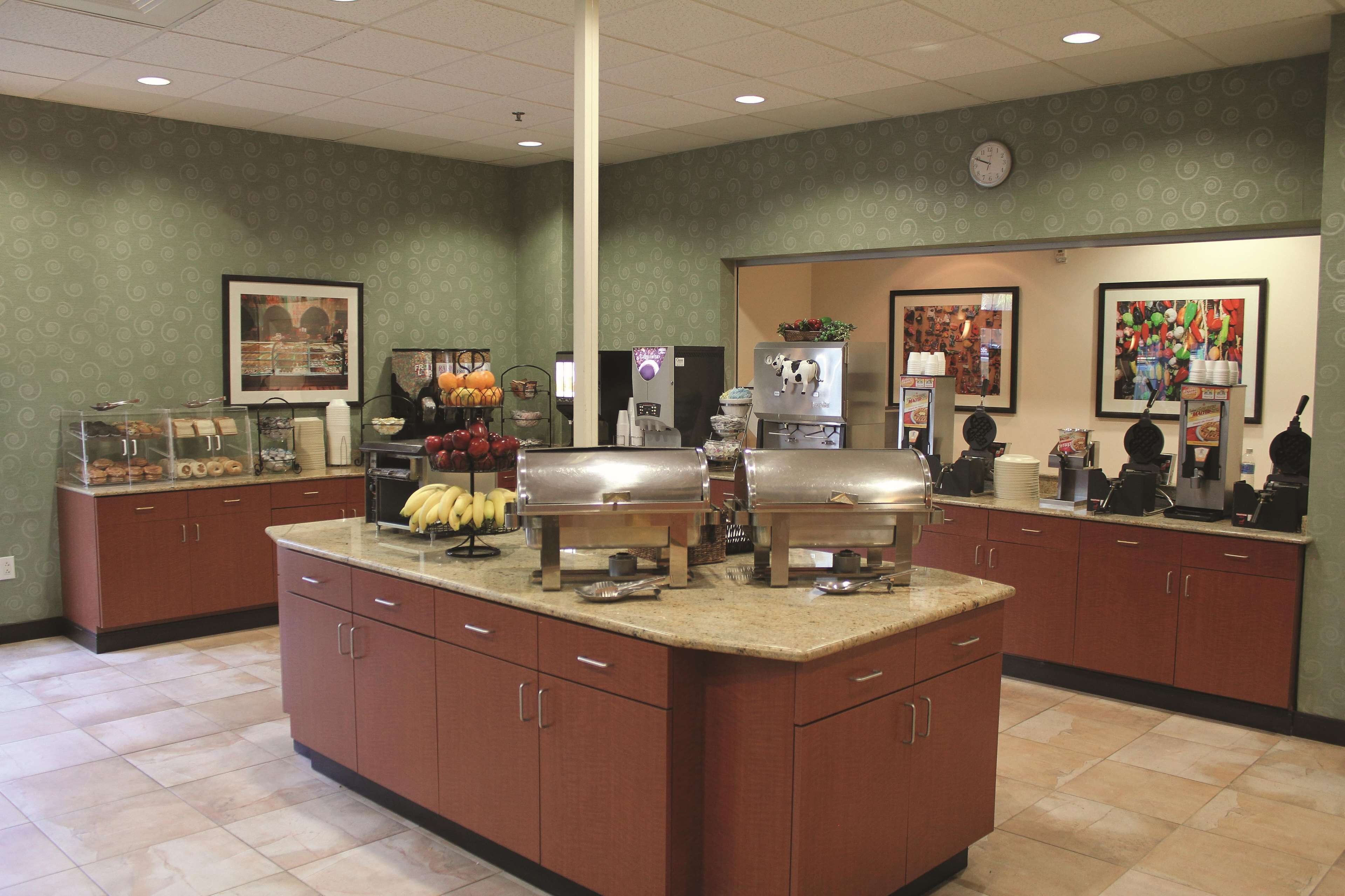 La Quinta Inn & Suites by Wyndham San Antonio Medical Ctr NW