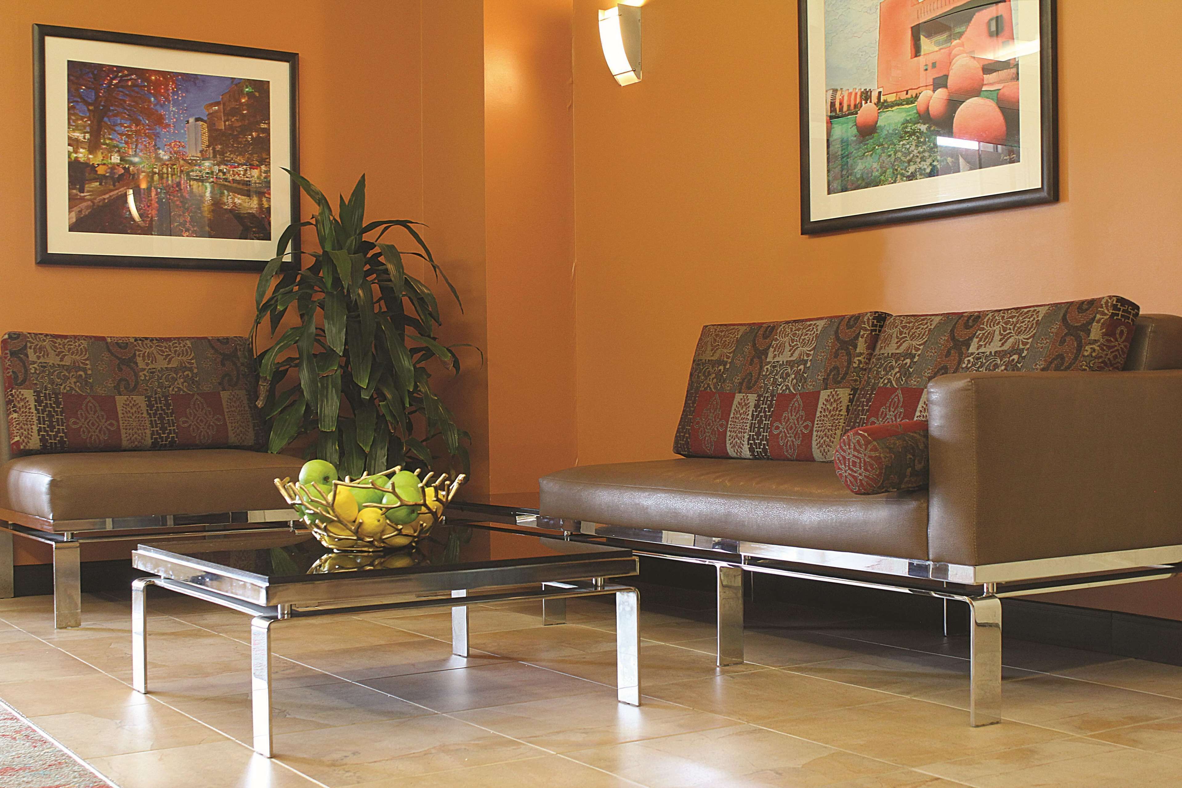 La Quinta Inn & Suites by Wyndham San Antonio Medical Ctr NW