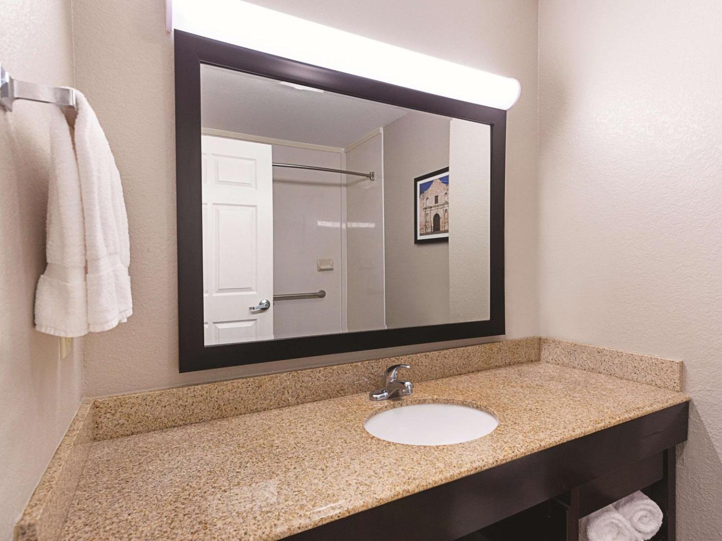 La Quinta Inn & Suites by Wyndham San Antonio Northwest