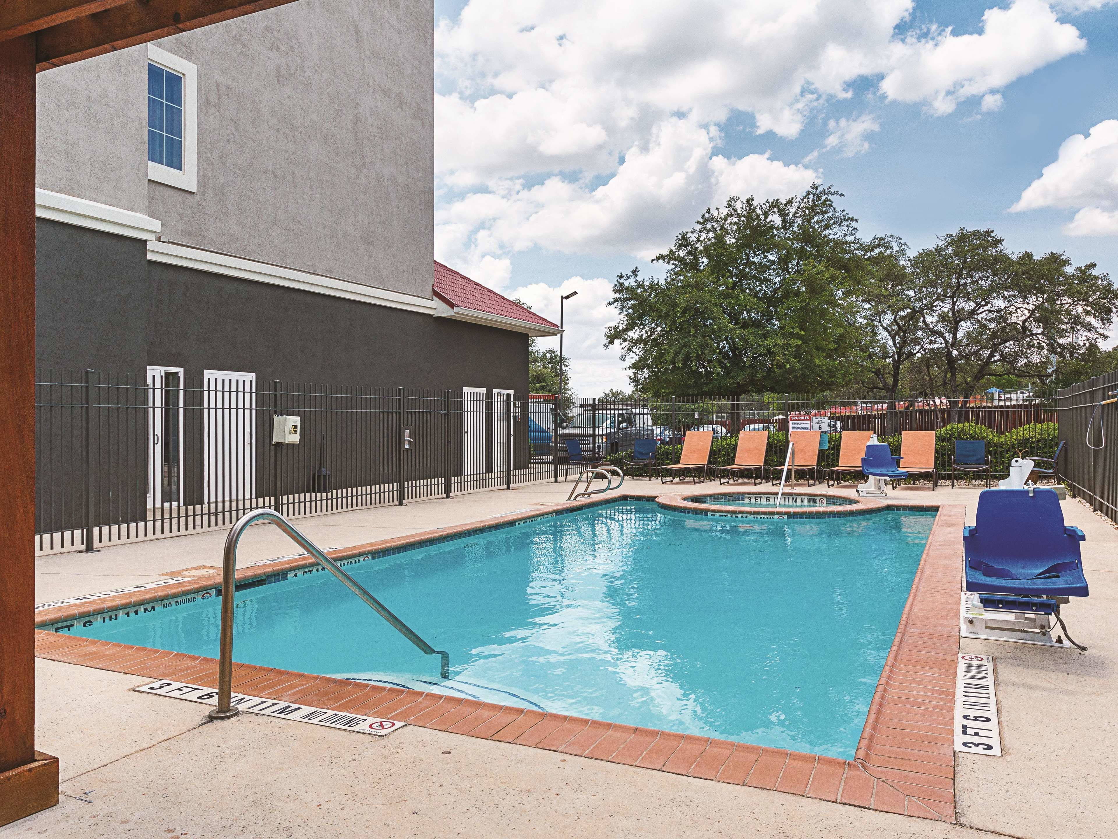 La Quinta Inn & Suites by Wyndham San Antonio Northwest