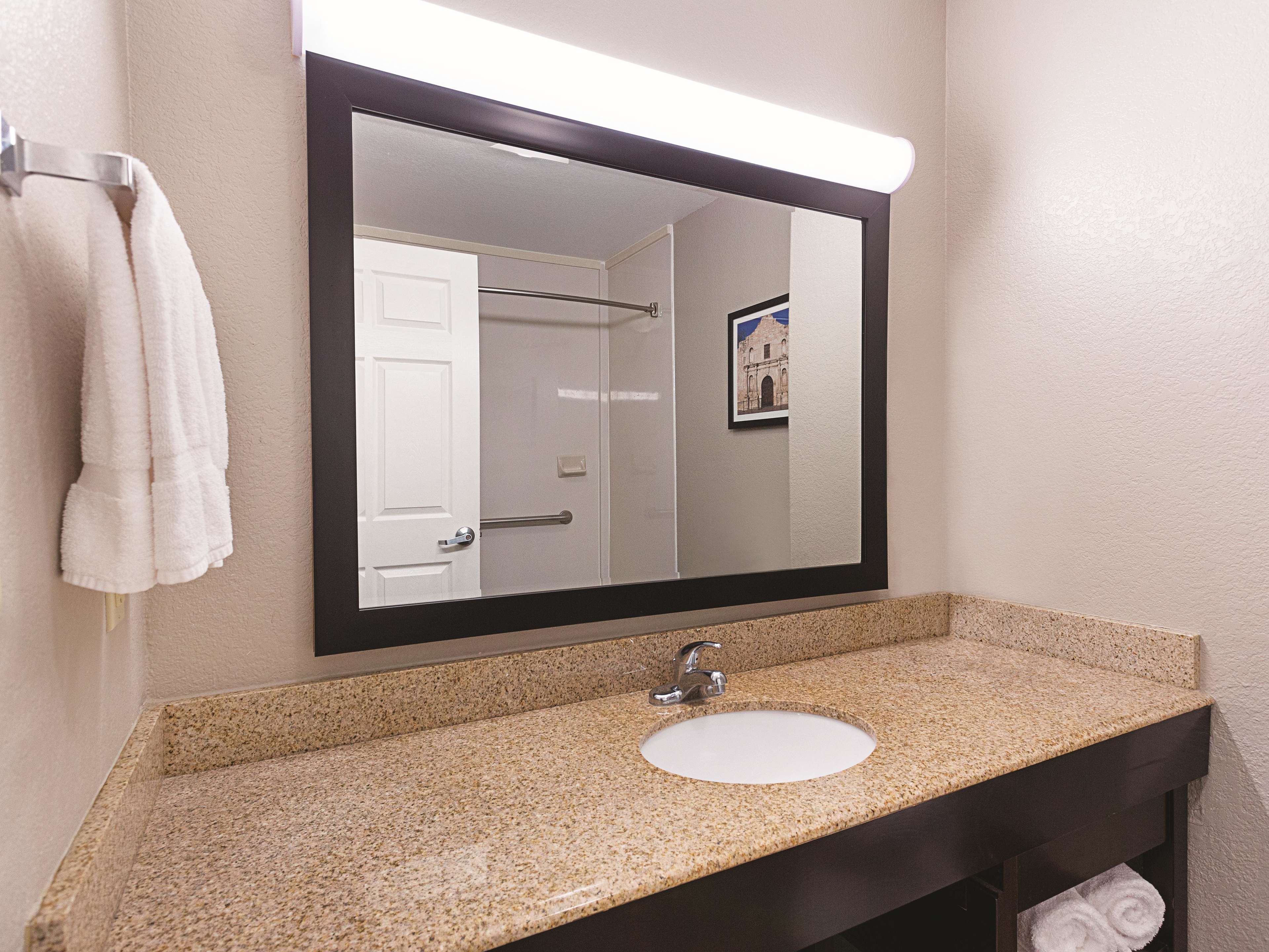 La Quinta Inn & Suites by Wyndham San Antonio Northwest