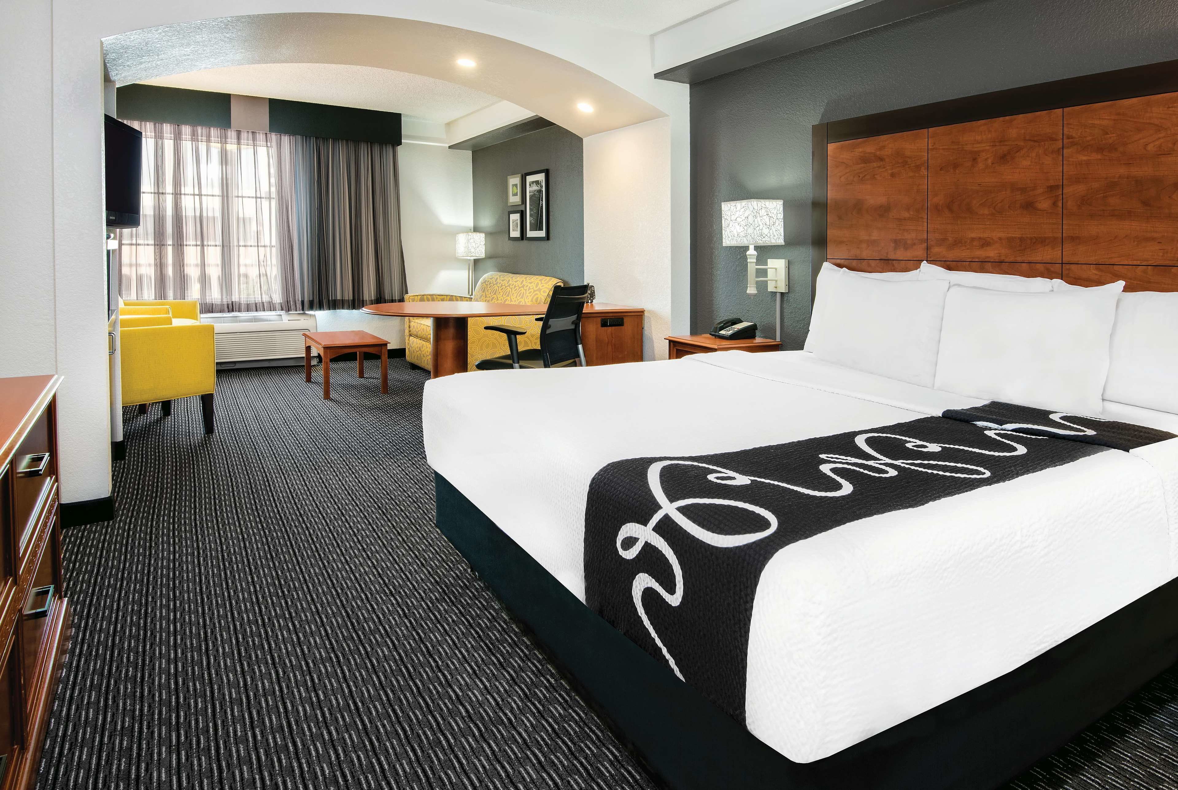 La Quinta Inn & Suites by Wyndham San Antonio Riverwalk