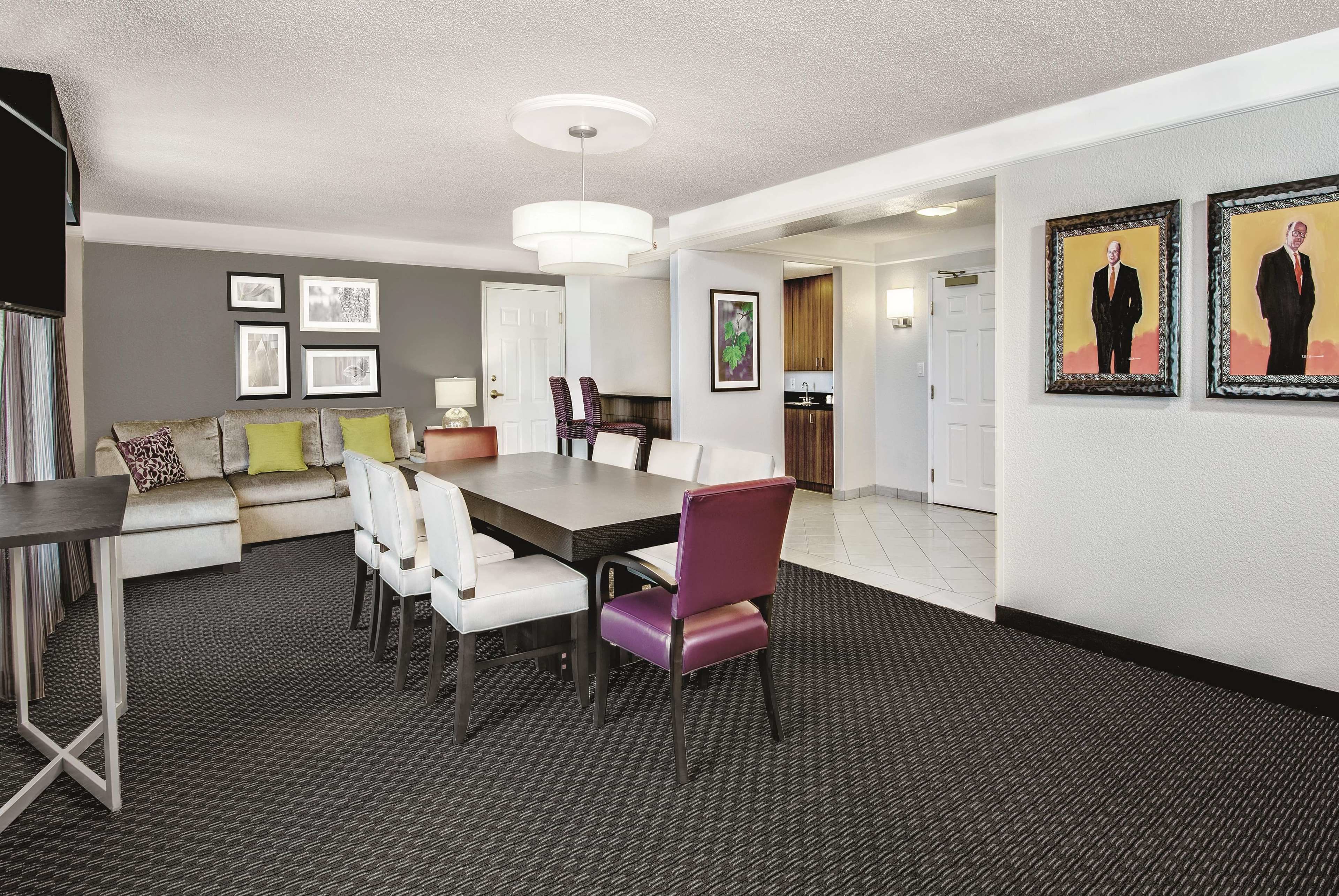 La Quinta Inn & Suites by Wyndham San Antonio Riverwalk