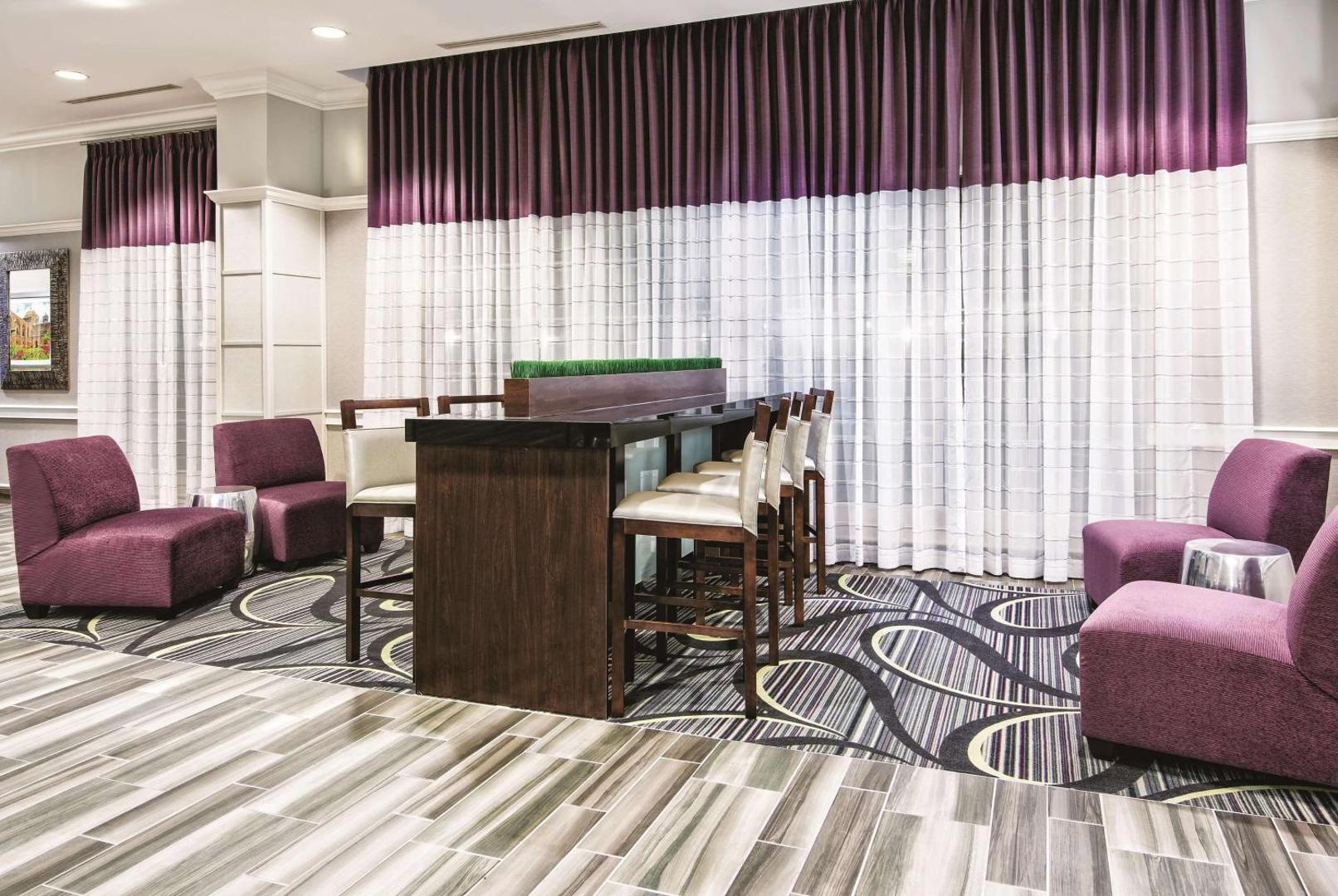 La Quinta Inn & Suites by Wyndham San Antonio Riverwalk