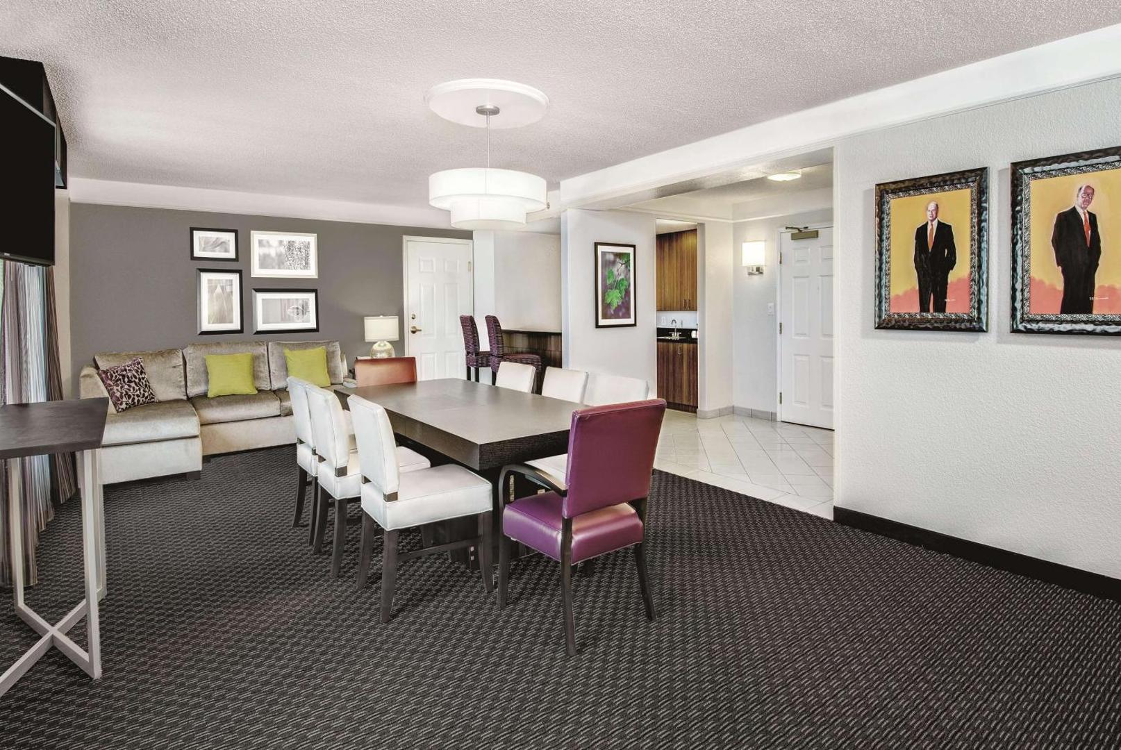 La Quinta Inn & Suites by Wyndham San Antonio Riverwalk