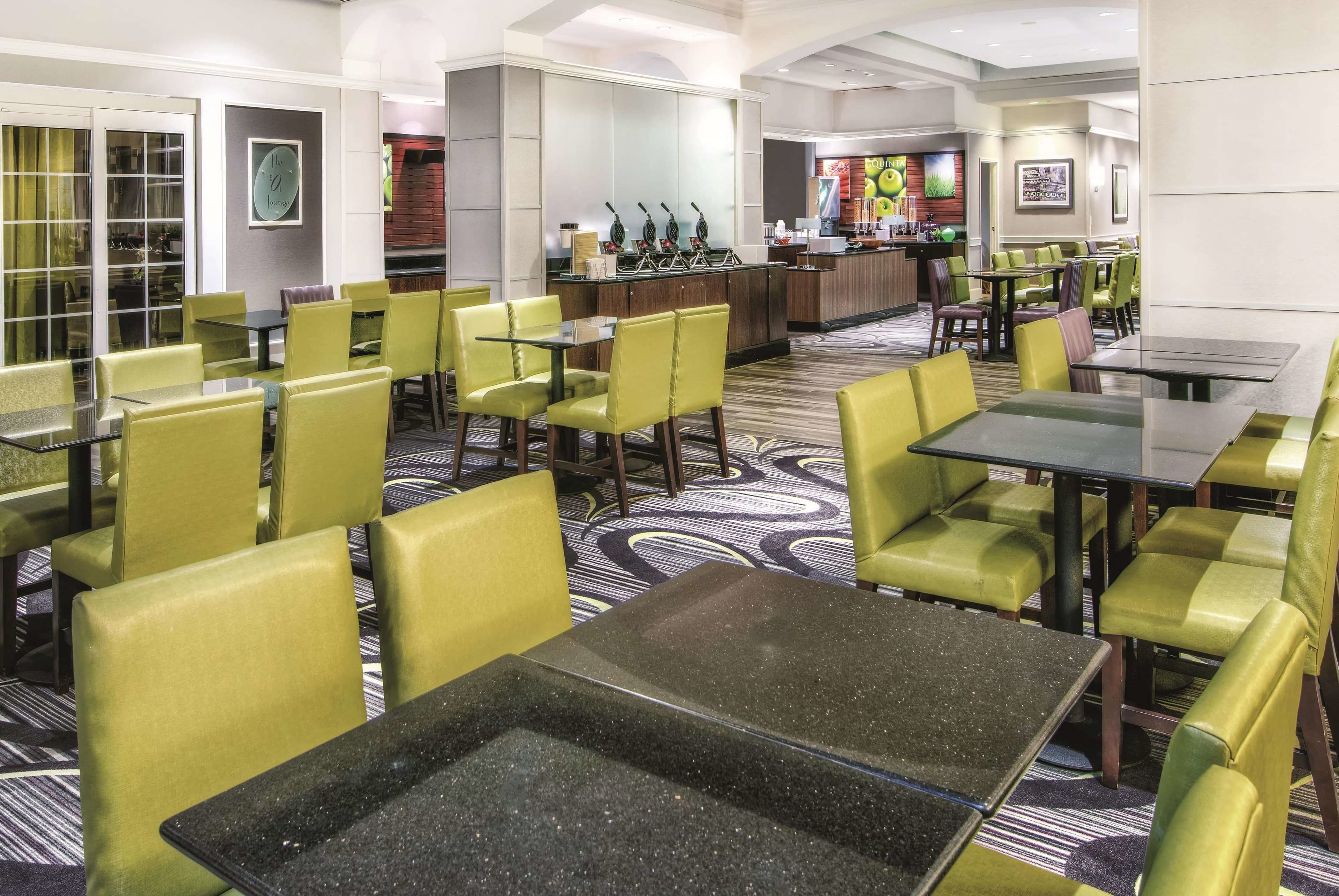 La Quinta Inn & Suites by Wyndham San Antonio Riverwalk