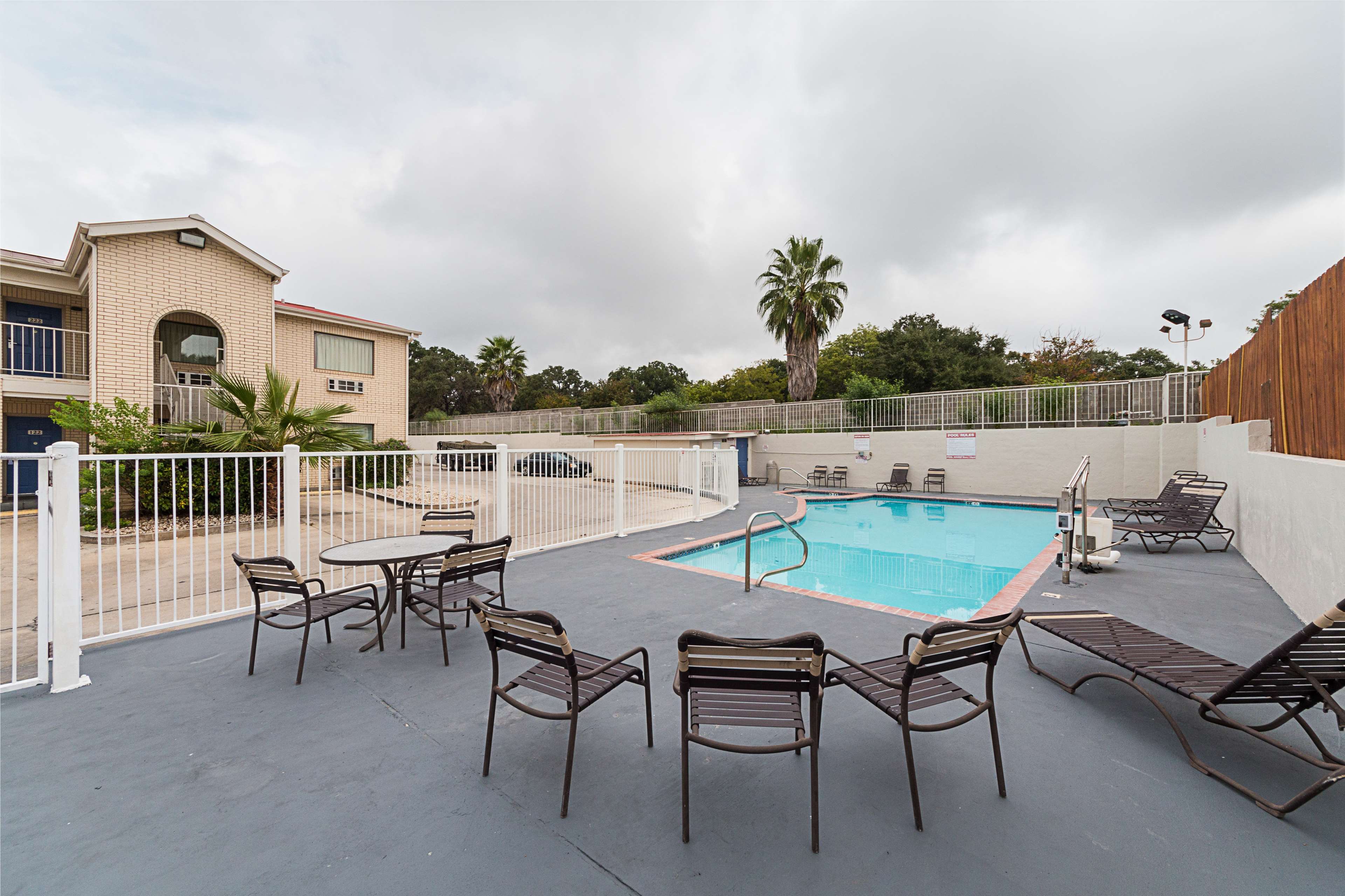 Motel 6 San Antonio - Fiesta Trails