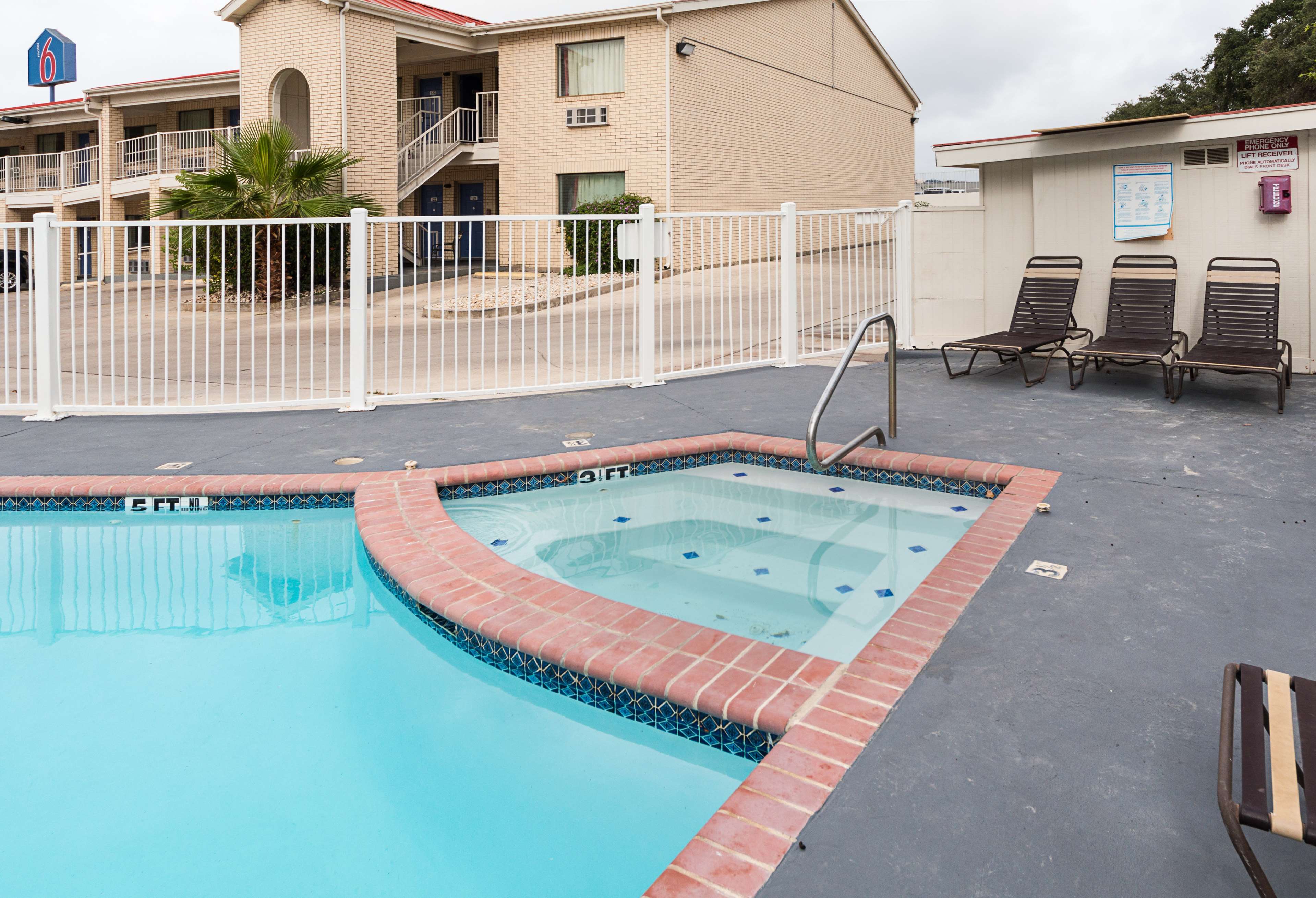 Motel 6 San Antonio - Fiesta Trails