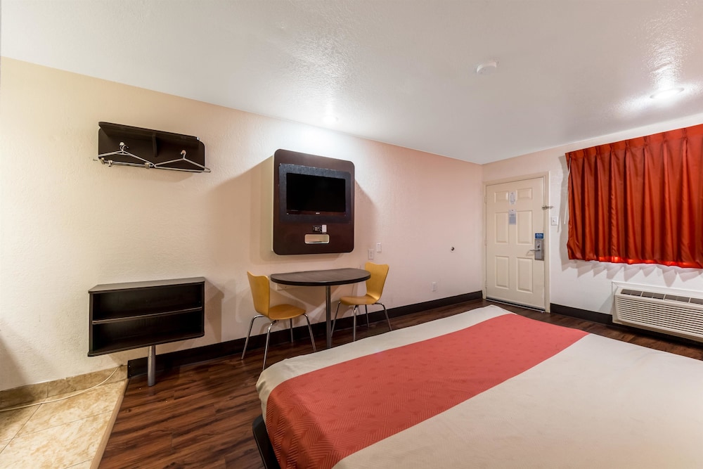 Motel 6 San Antonio - Splashtown