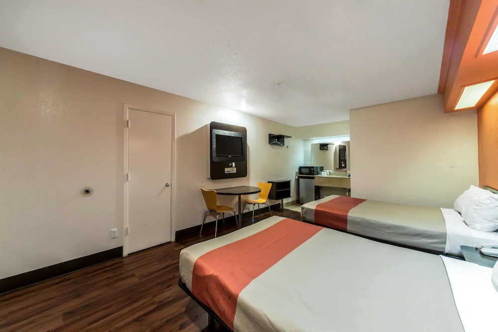Motel 6 San Antonio - Splashtown