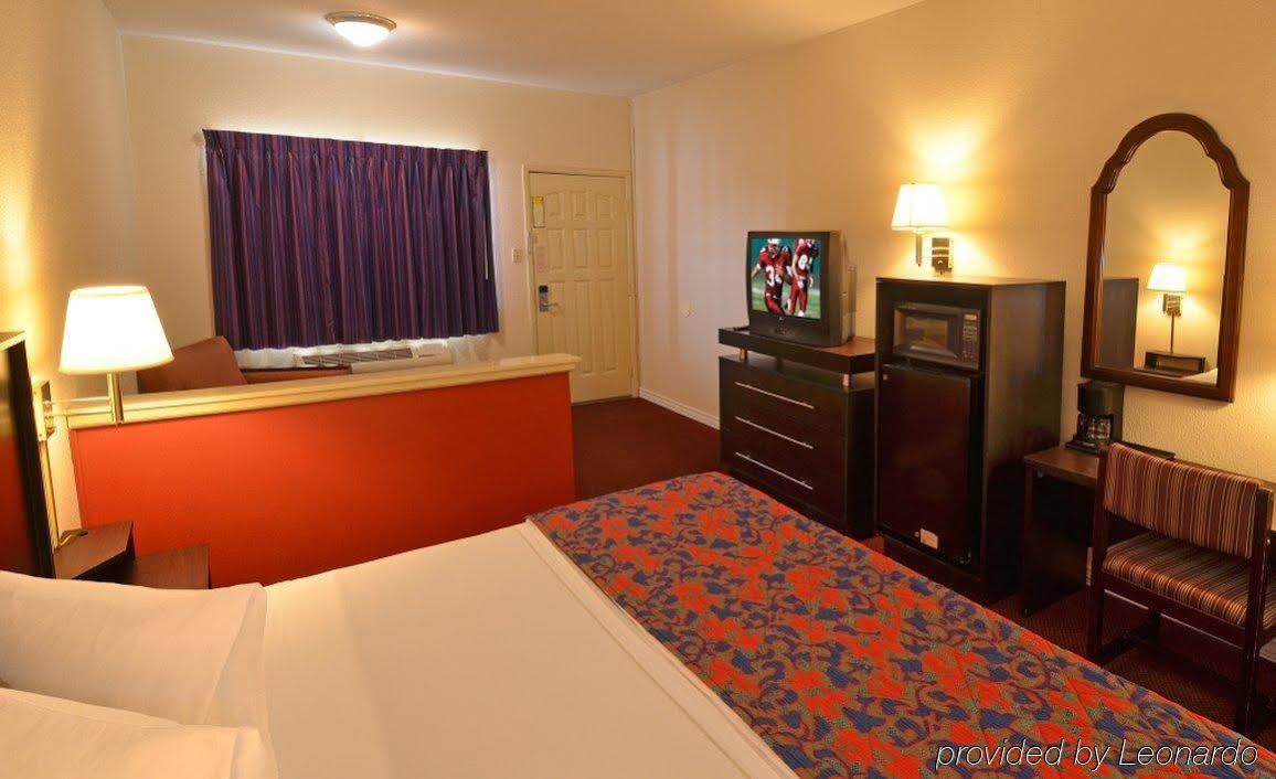HomeTowne Studios by Red Roof in San Antonio E Frost Bank Center