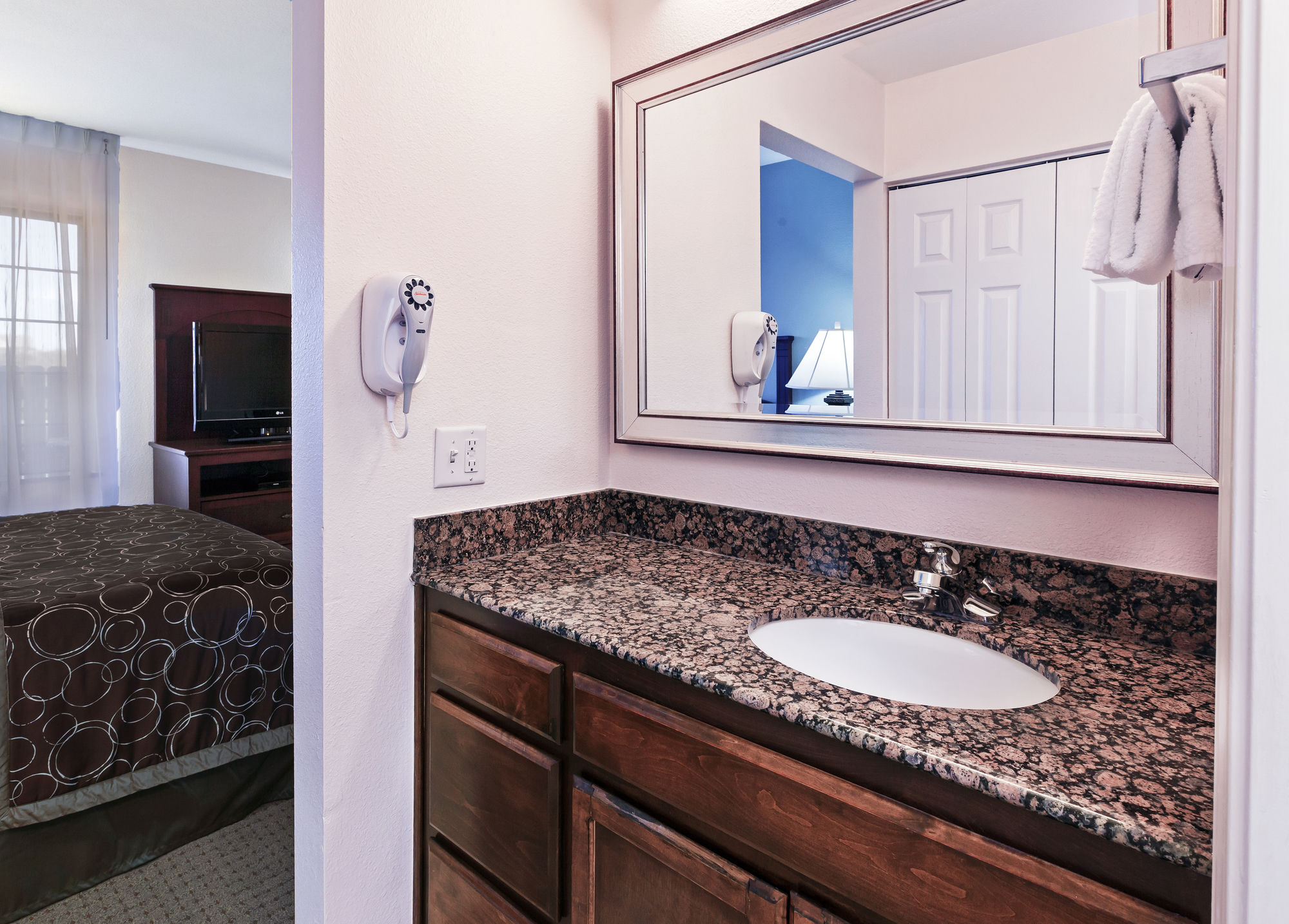 Staybridge Suites Nw Near Six Flags Fiesta