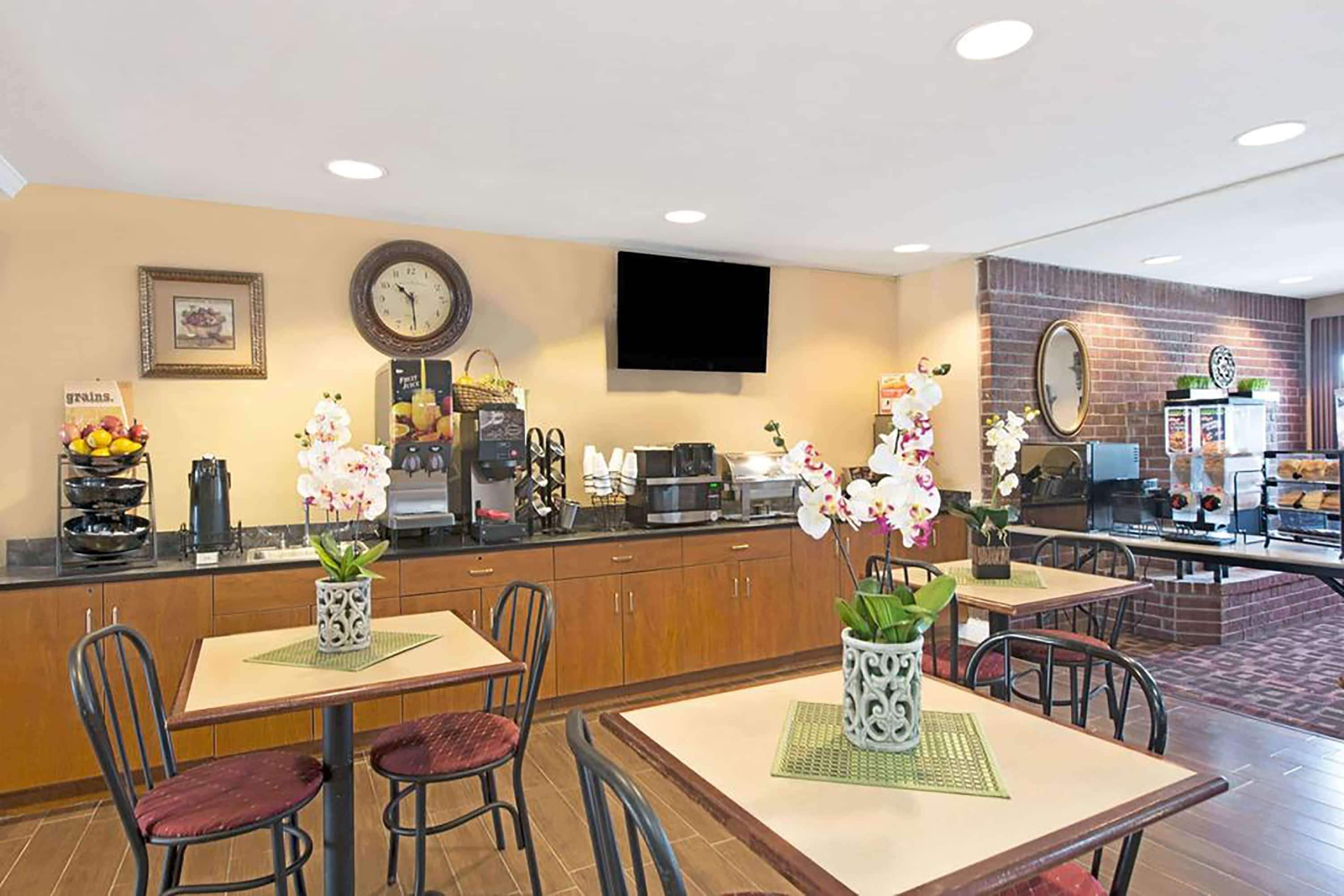 Super 8 by Wyndham San Antonio Downtown Northeast