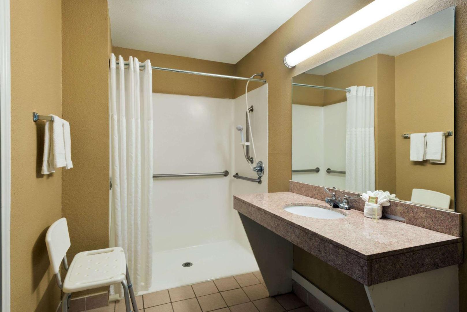 Super 8 by Wyndham San Antonio/Riverwalk Area